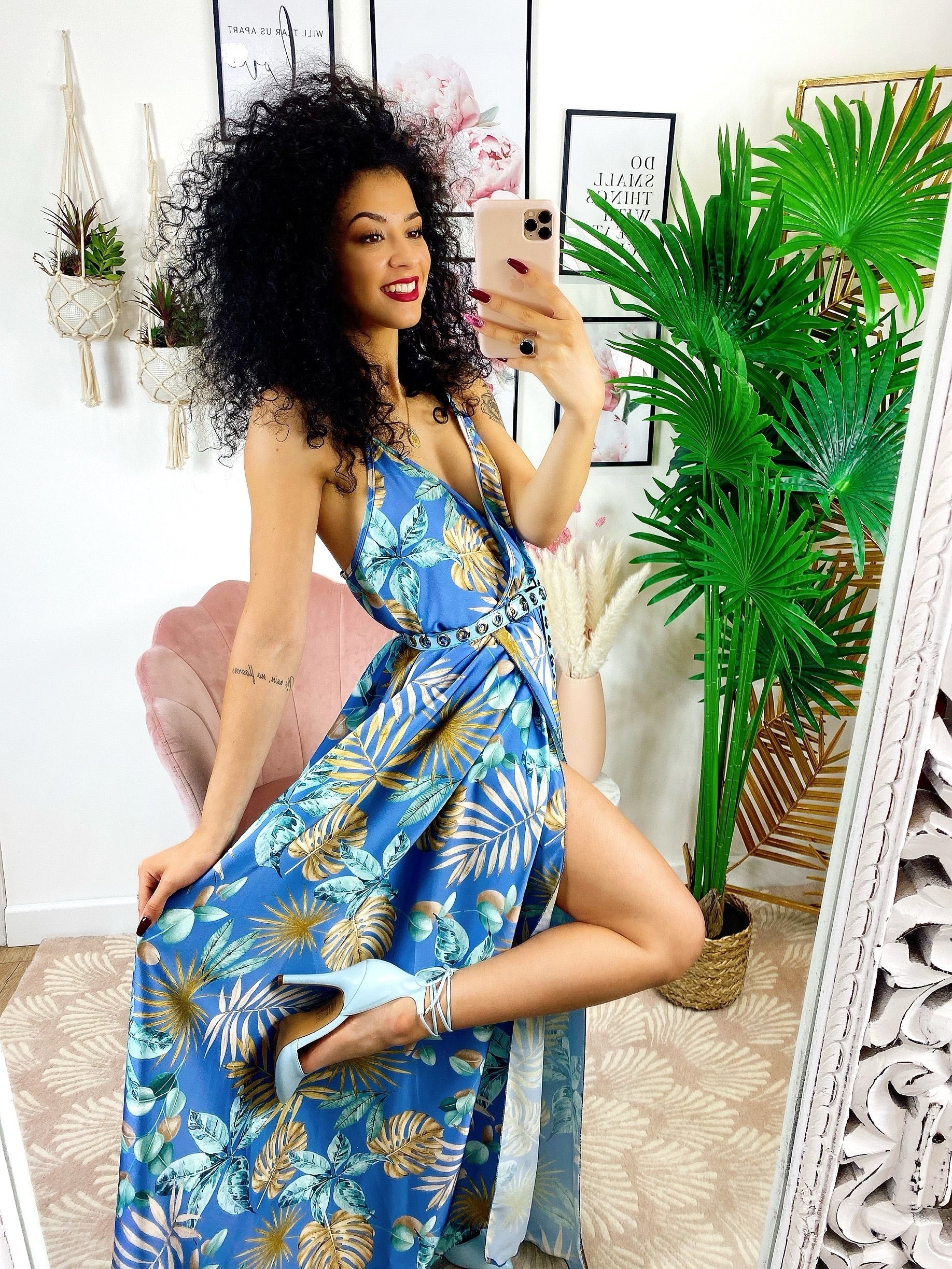 Abito in raso floreale con maxi spacco celeste