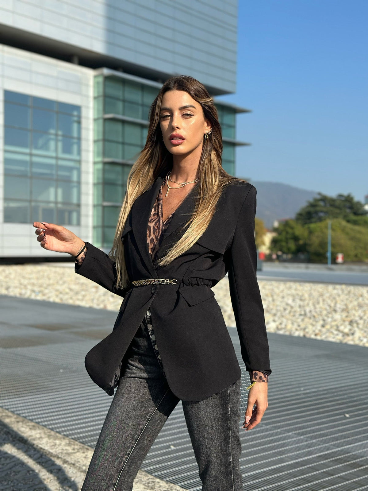 Blazer over nero con cintura