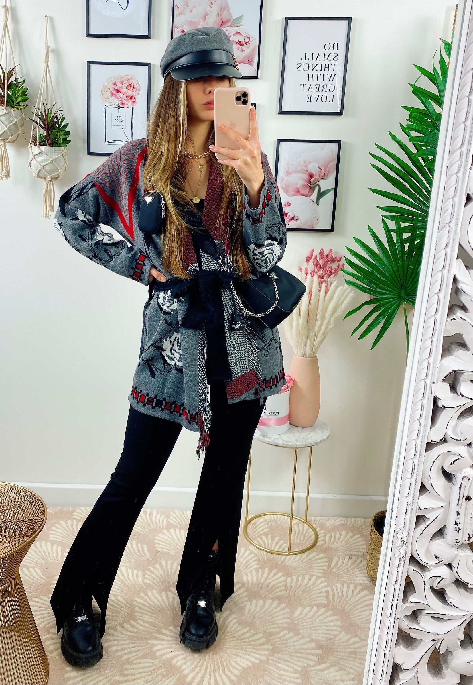 Cardigan grigio con sfumature rosse frange e cinta