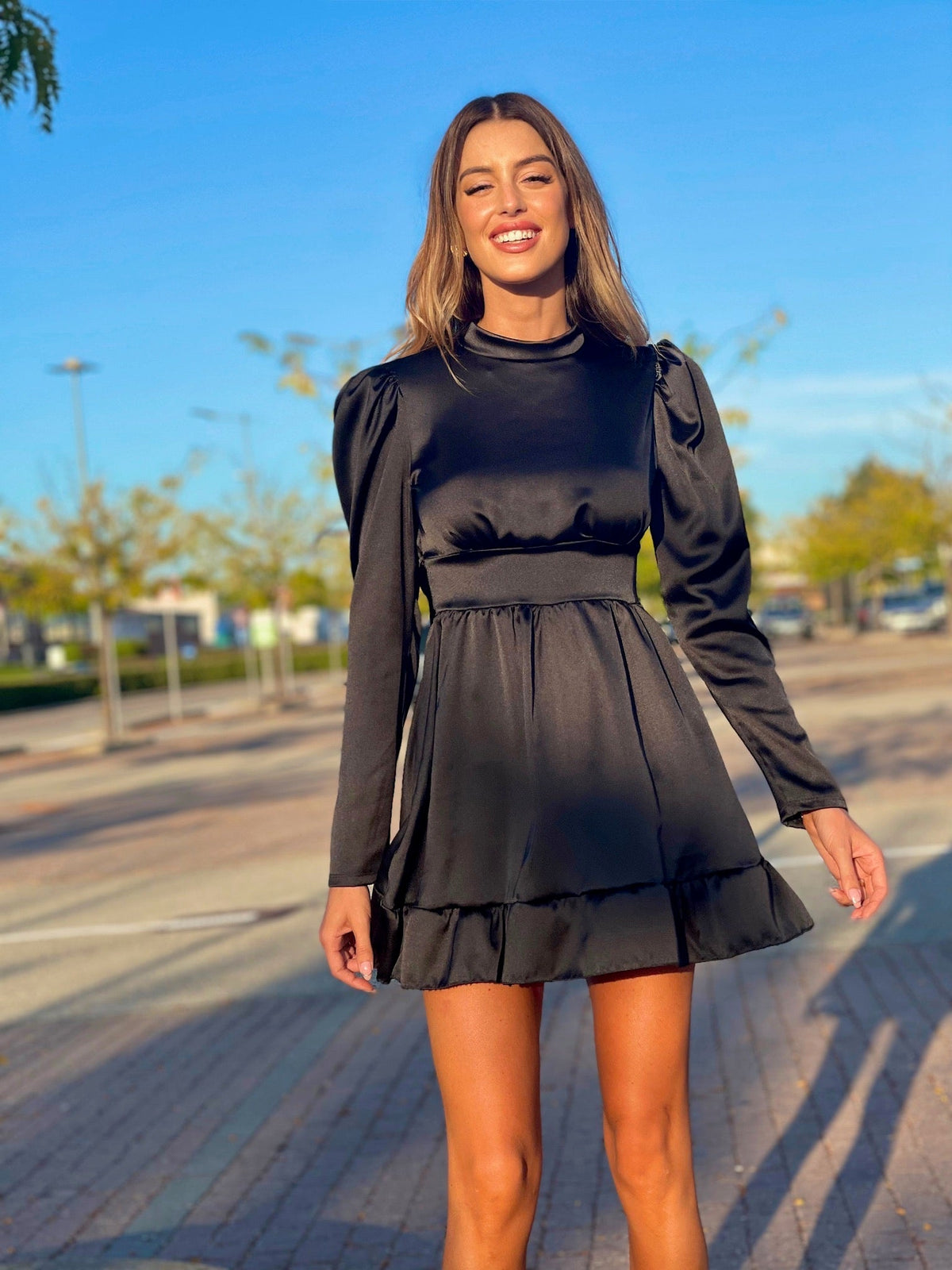 Abito in raso nero con schiena aperta