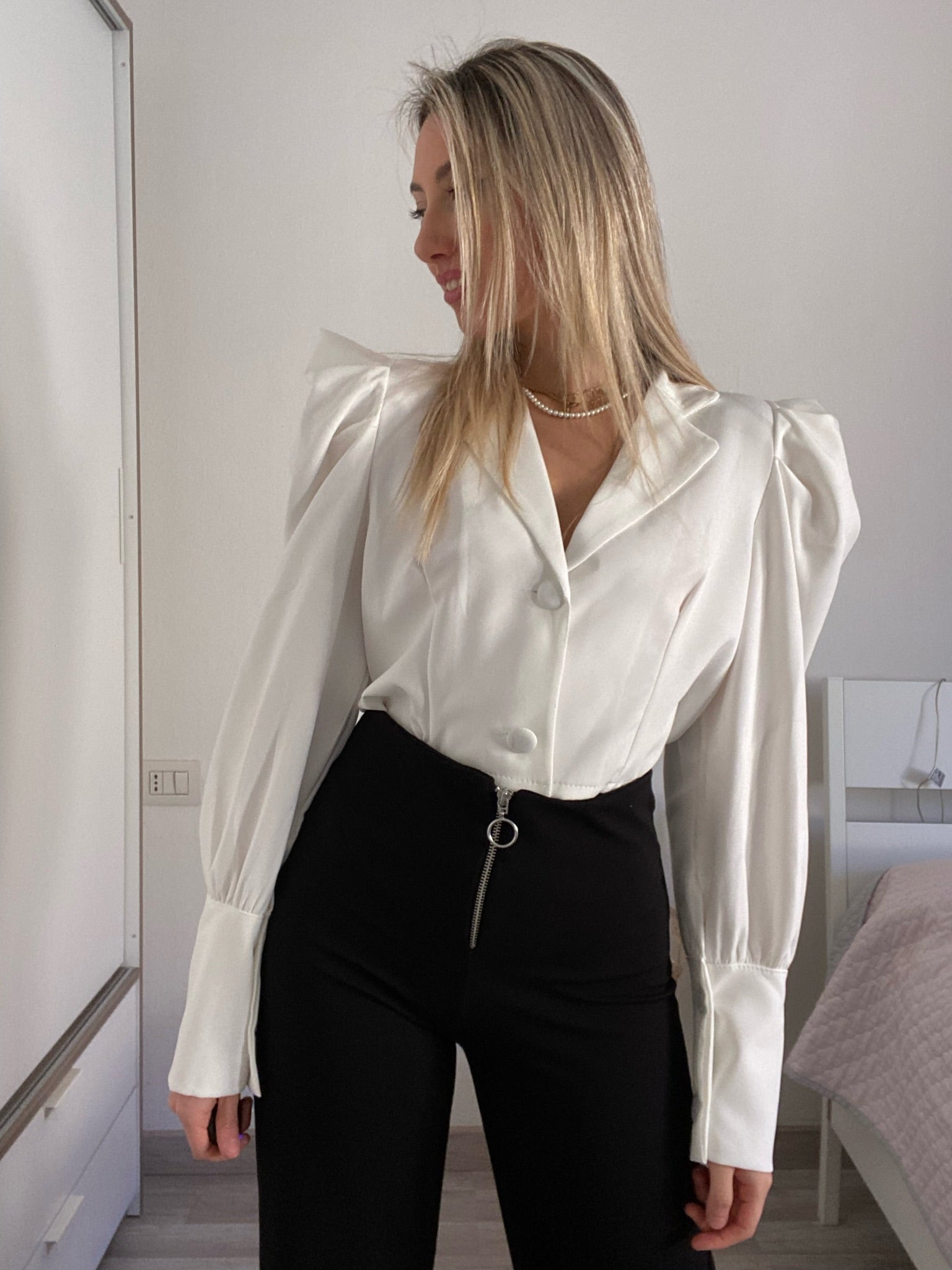 Camicia crop bianca con maniche a palloncino