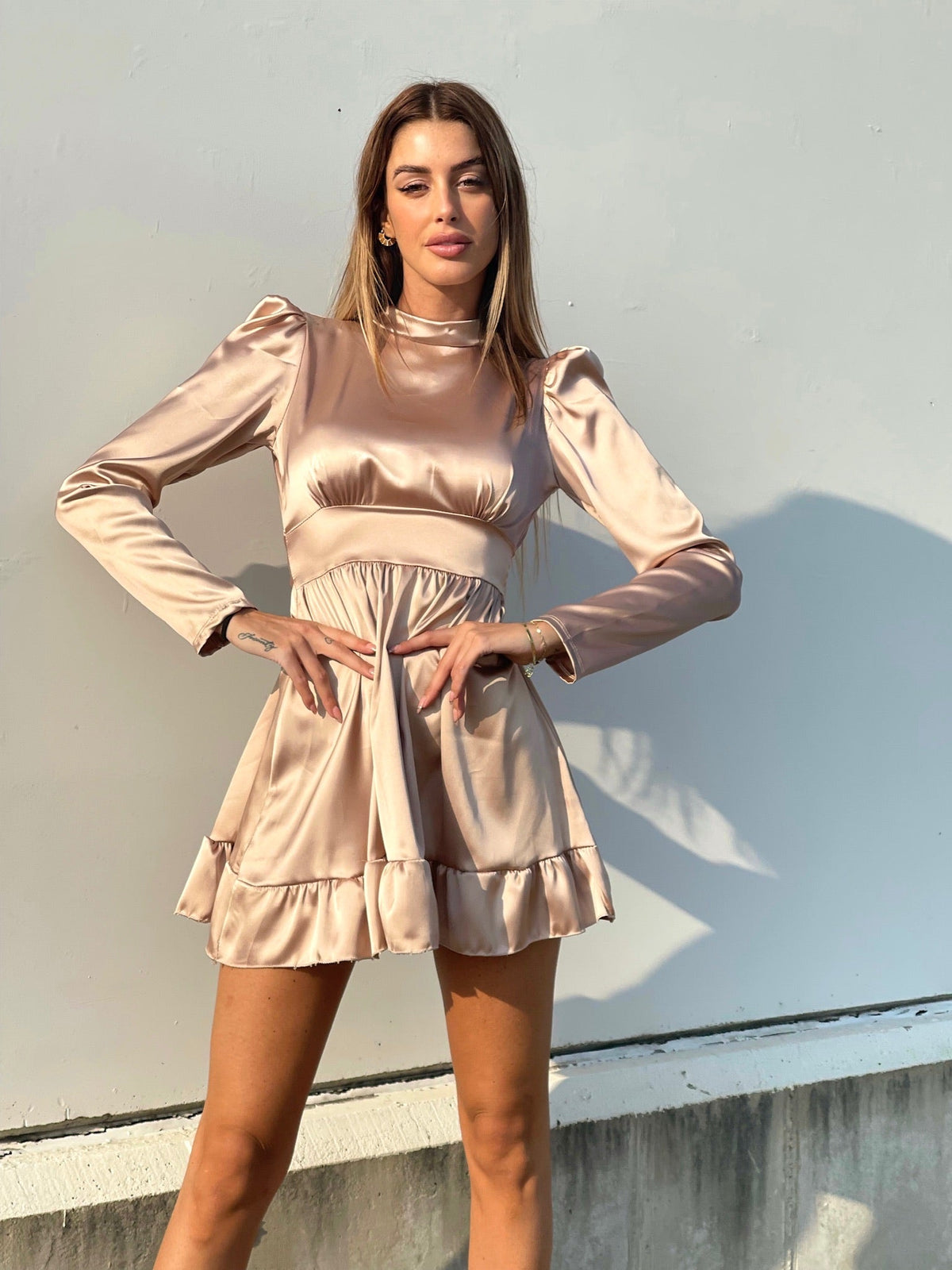 Abito in raso beige  con schiena aperta