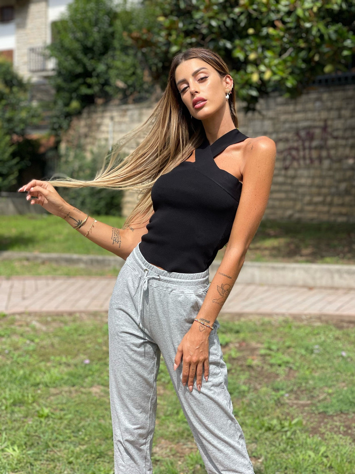 Top con incrocio sul collo nero