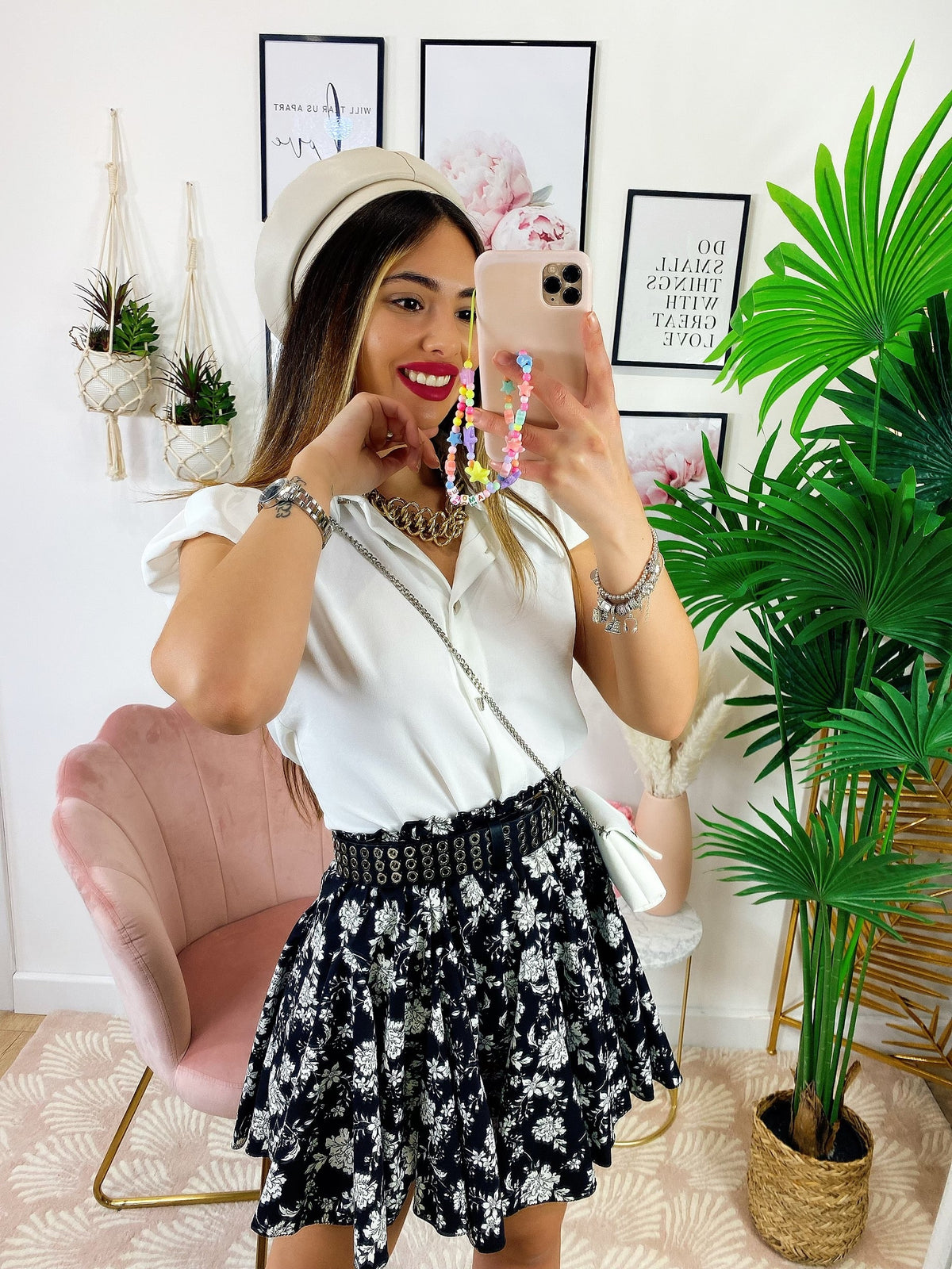 Camicia smanicata con borsetta bianca