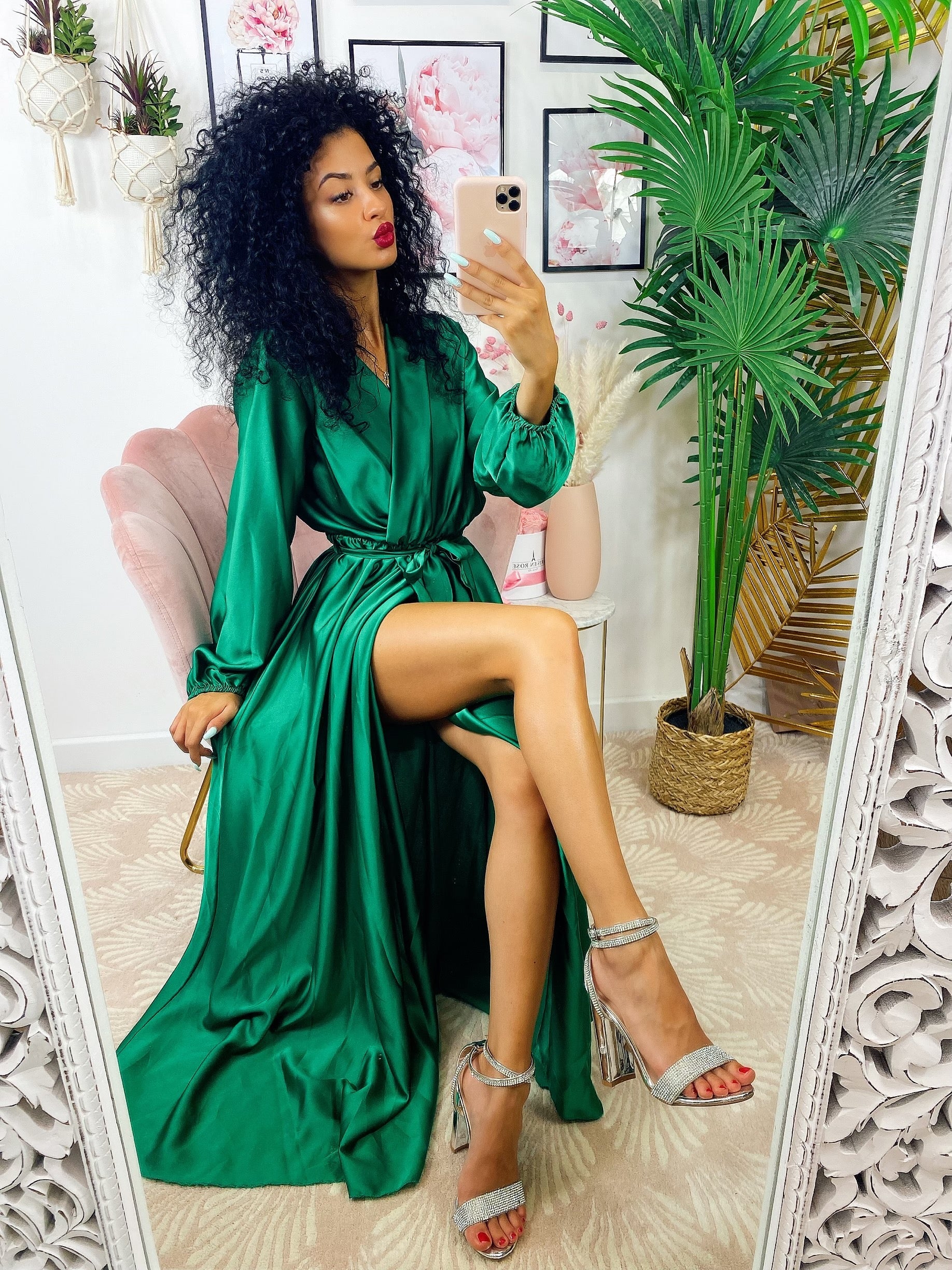 Abito in raso con maxi spacco manica lunga verde