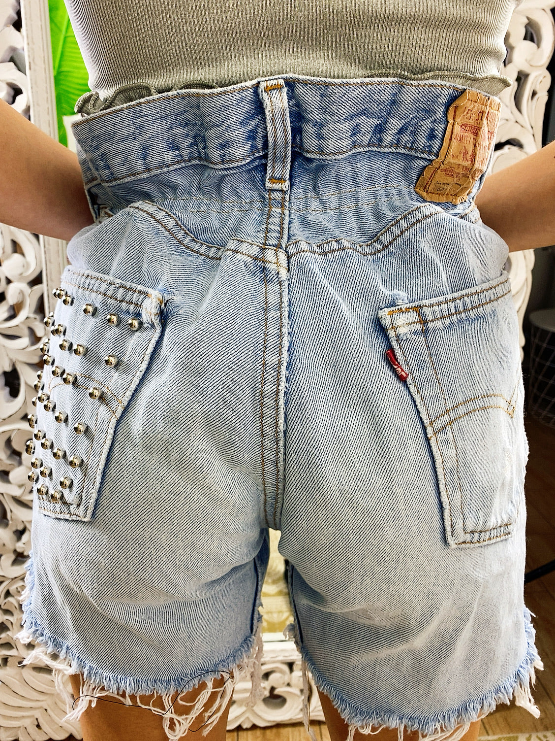 Short Vintage Levi’s jeans medio chiaro con borchie argento
