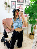 Jeans sfrangiato con borchie laterali