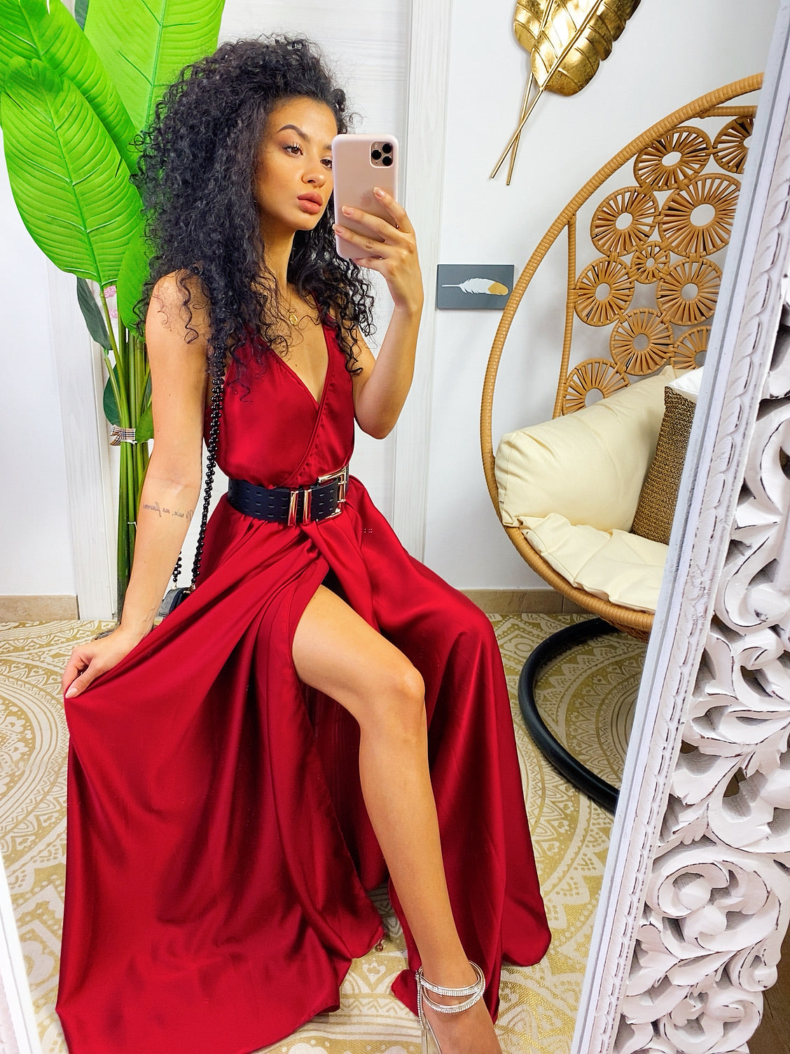 Abito in raso con maxi spacco rosso