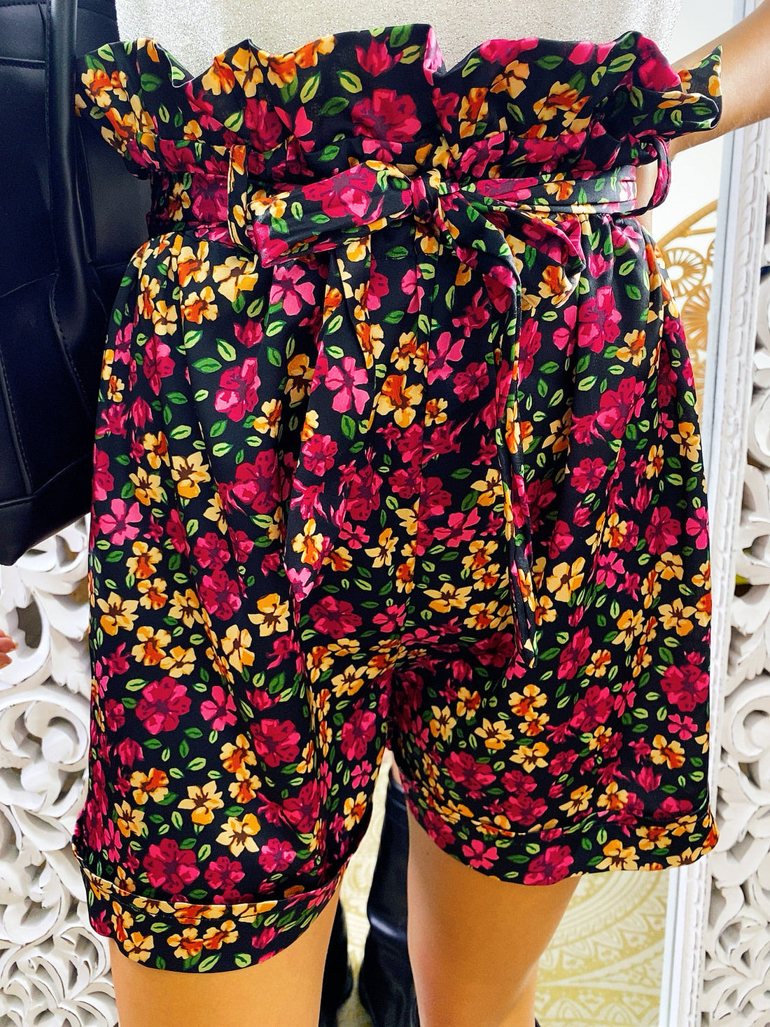 Short a fiori base nera con fiocco
