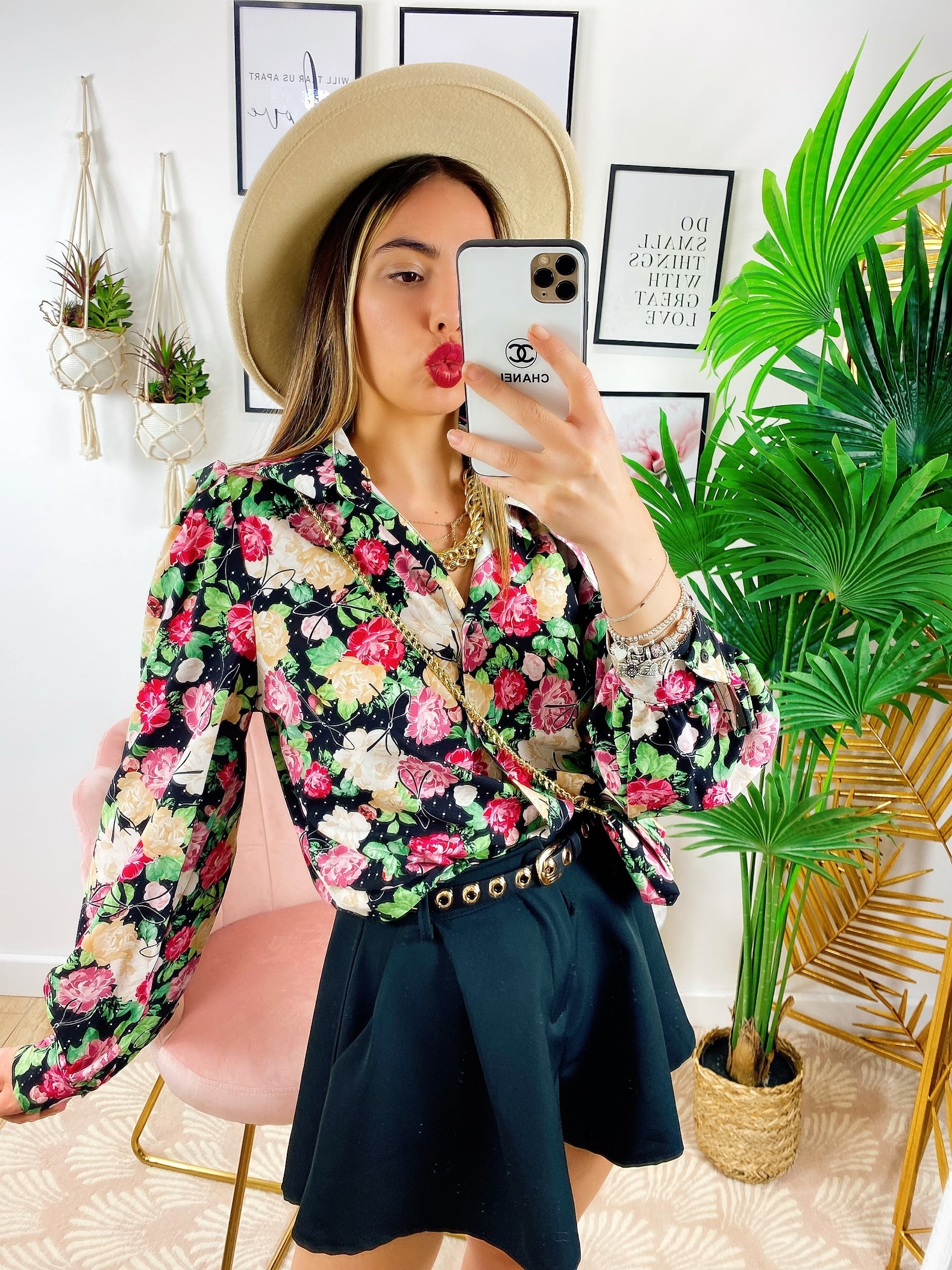 Camicia floreale con borsetta