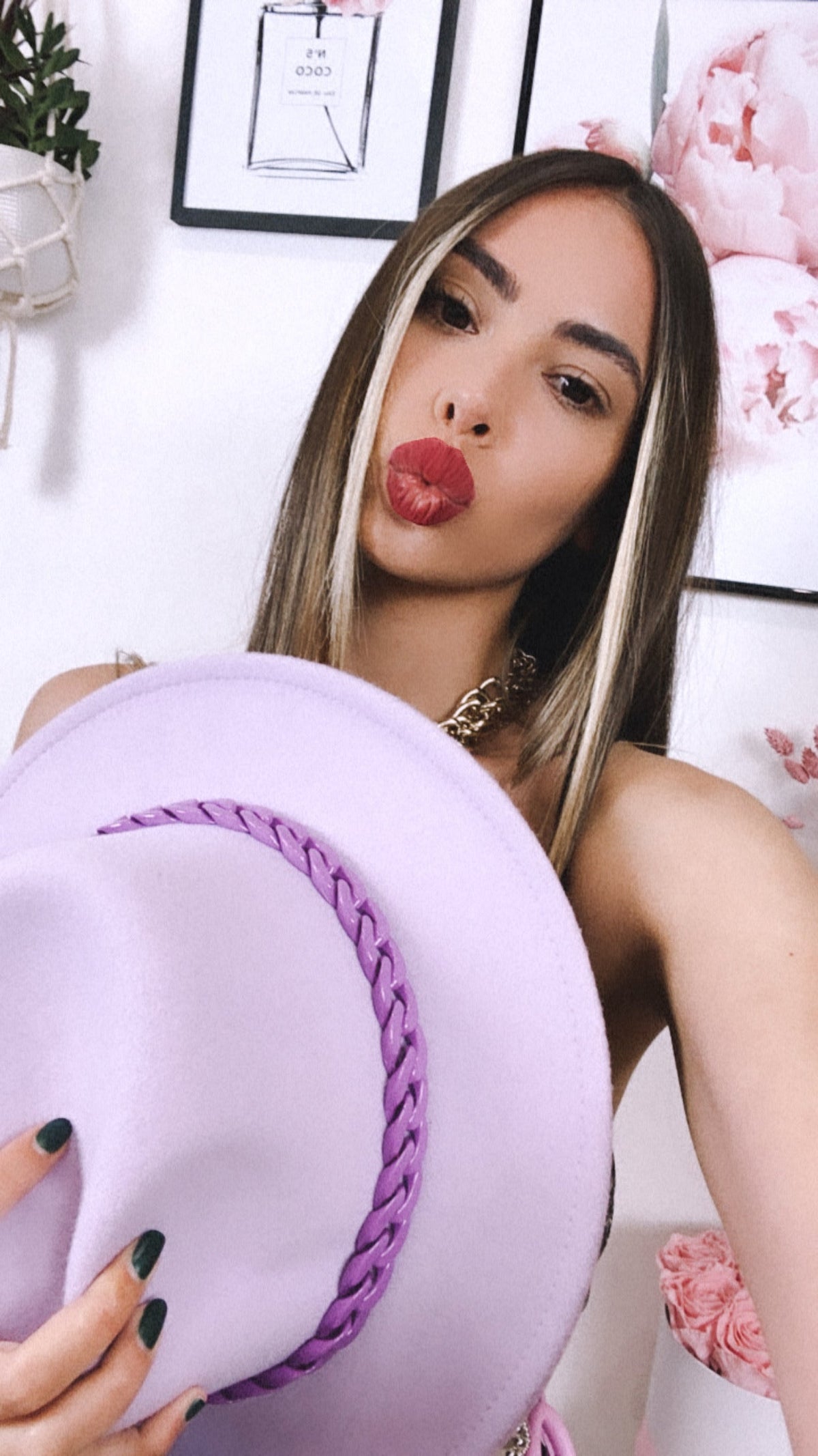 Cappello lilla con catena lilla