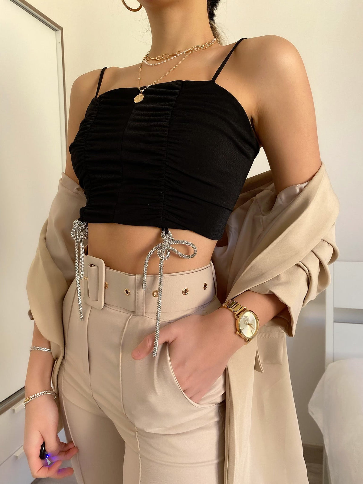 Top drappeggiato con fiocchetti