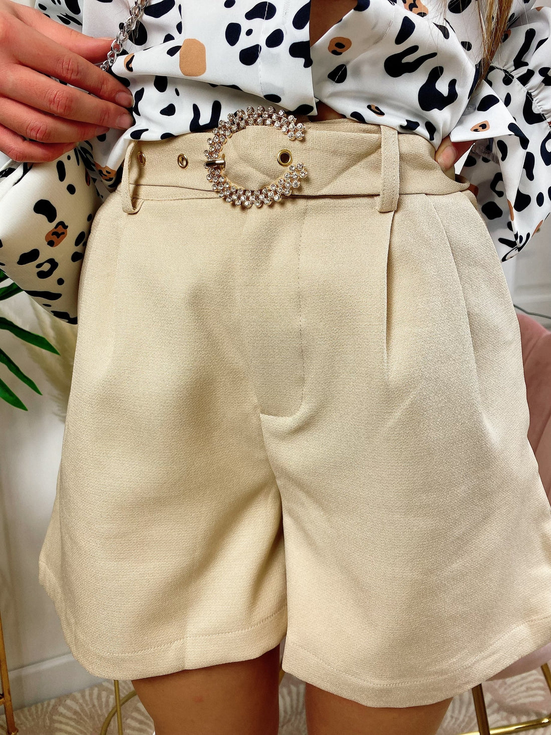 Short con cintura gioiello Beige
