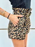 Short animalier con cintura