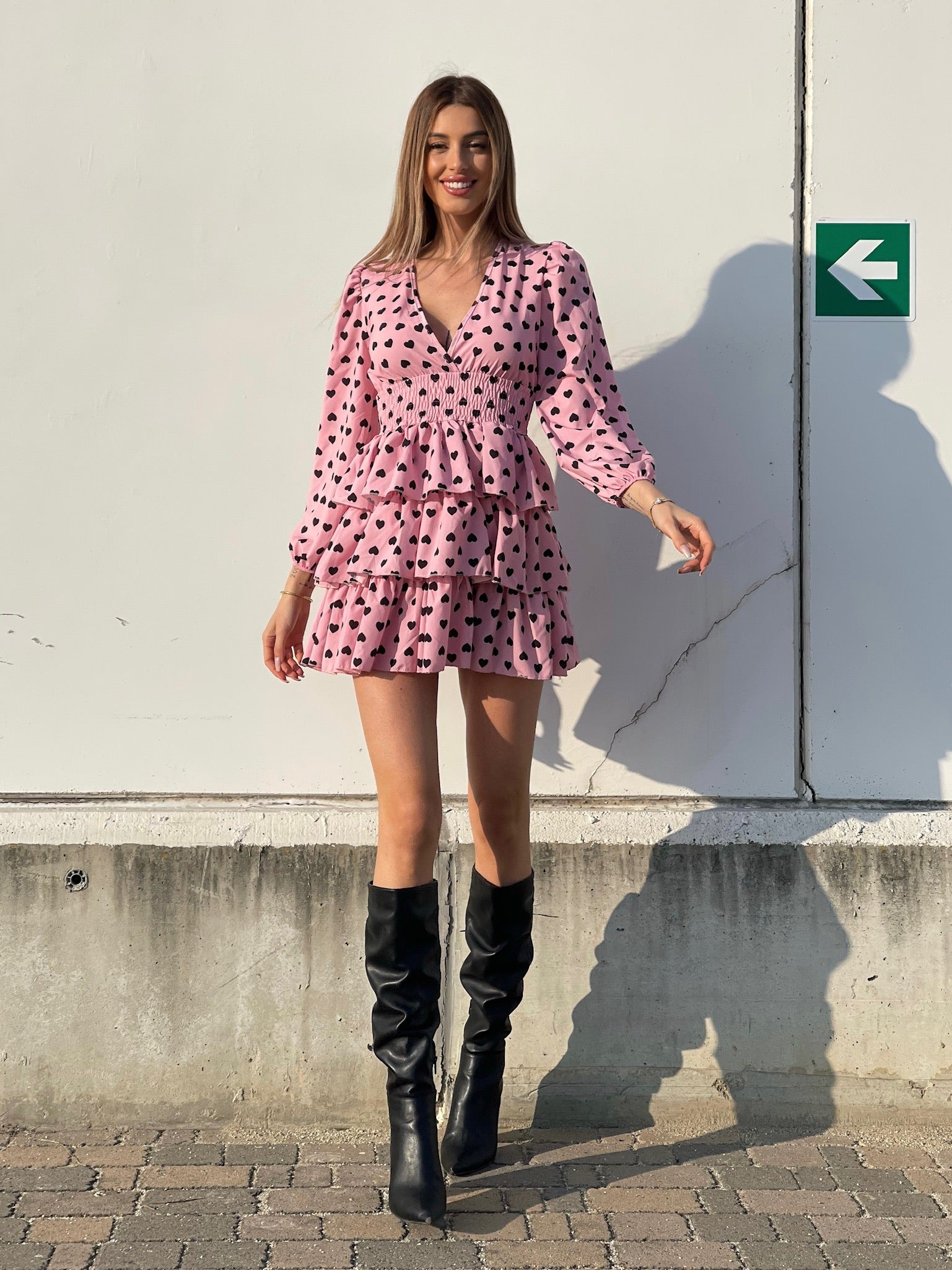 Abito a balze con cuori rosa