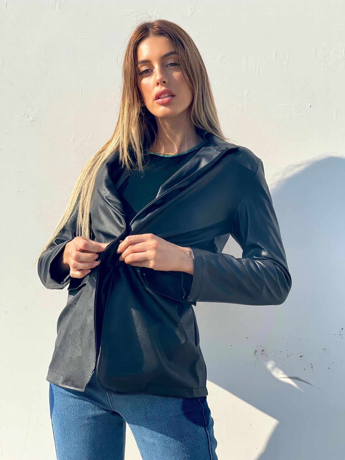 Giacca in eco-pelle con cintura