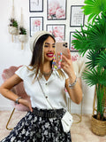Camicia smanicata con borsetta bianca