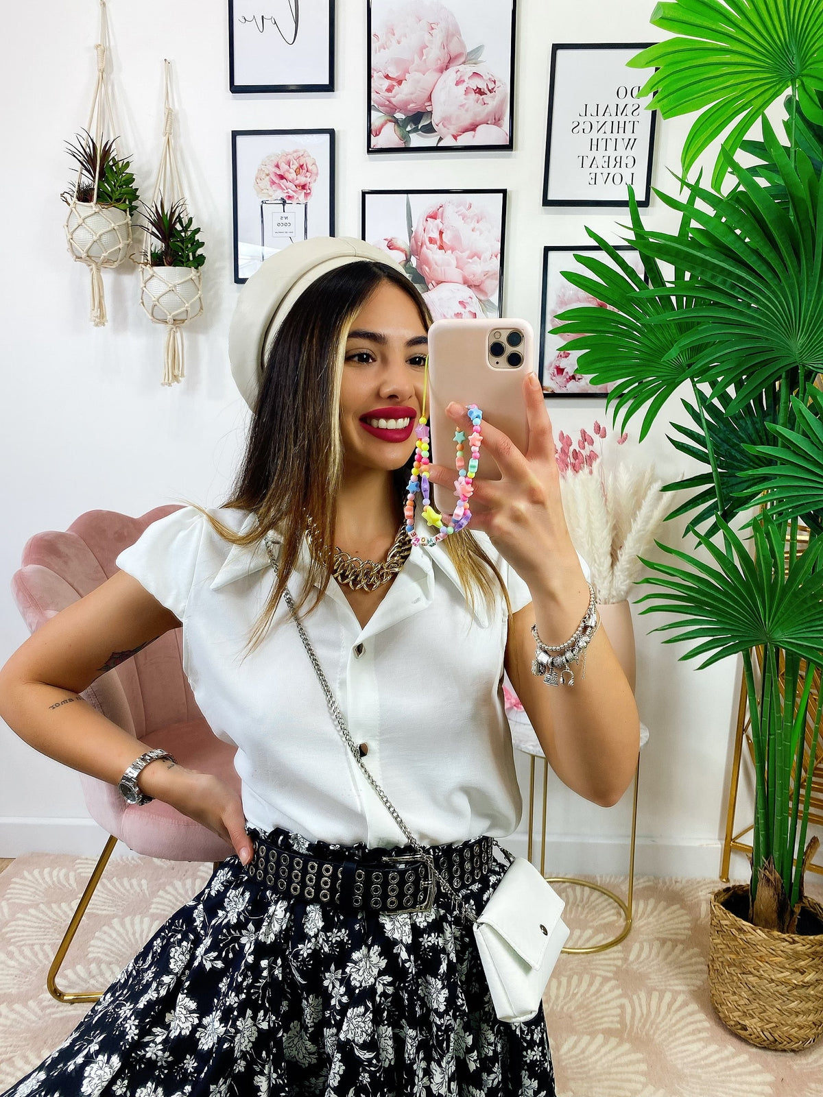 Camicia smanicata con borsetta bianca