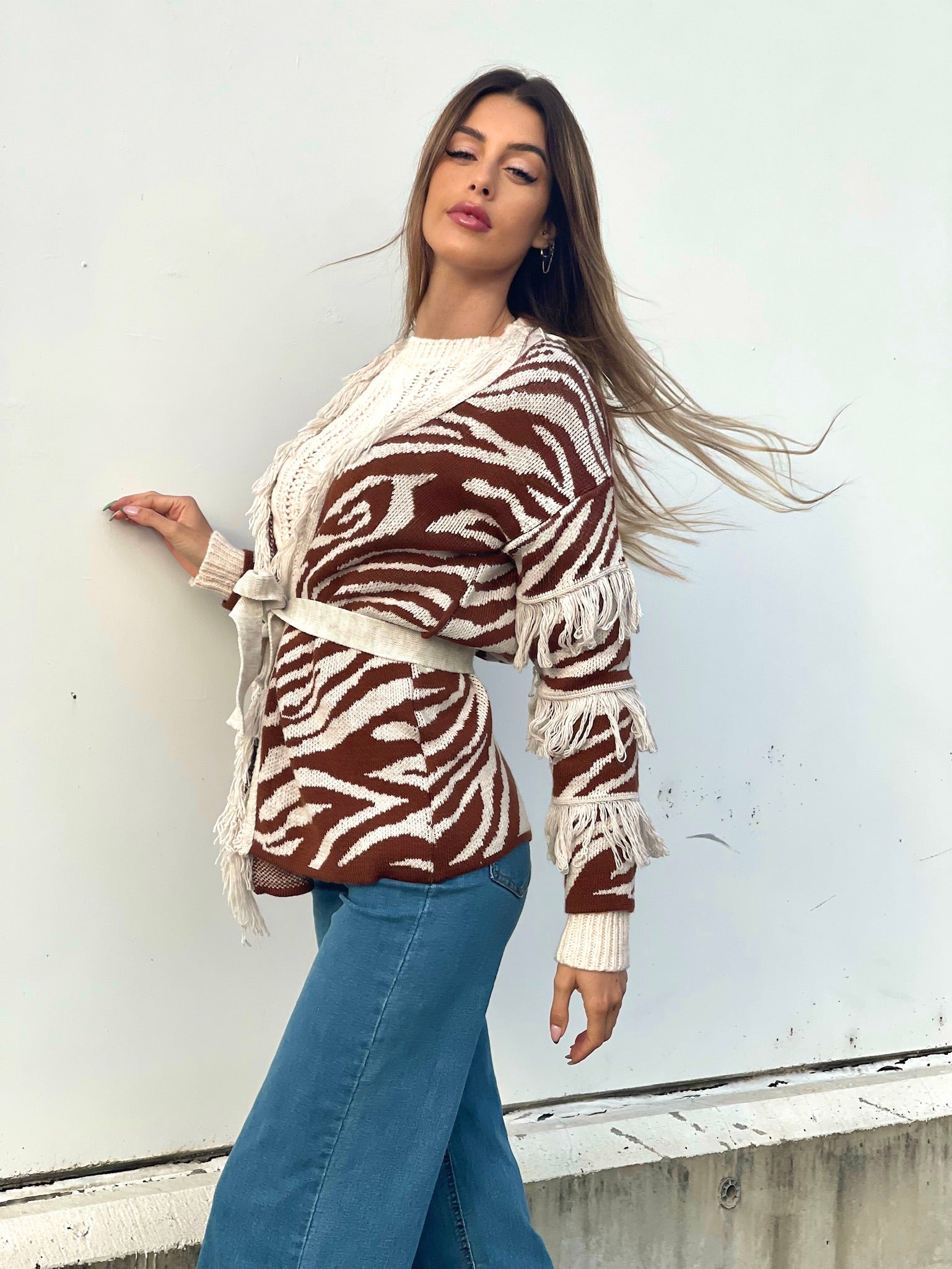 Cardigan zebrato beige con frange e cinta