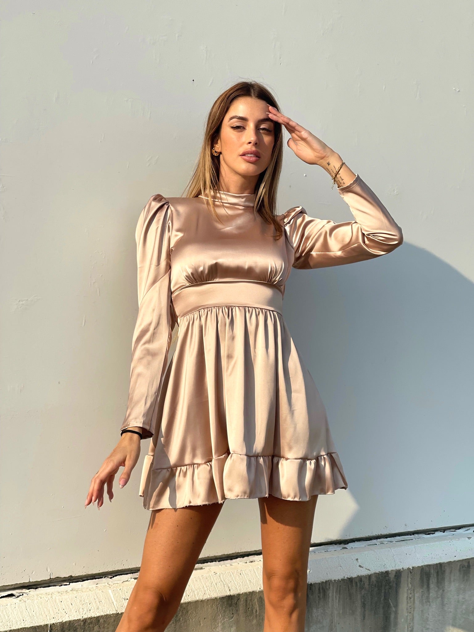 Abito in raso beige  con schiena aperta
