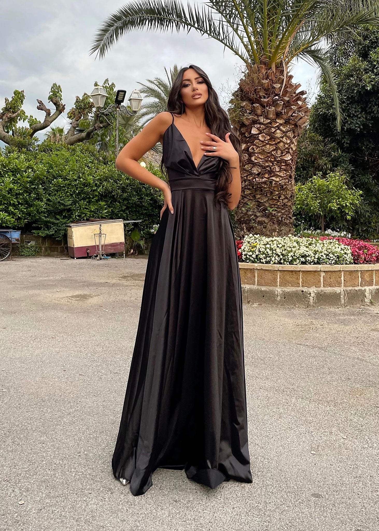 Abito in raso lungo con maxi gonna Nero