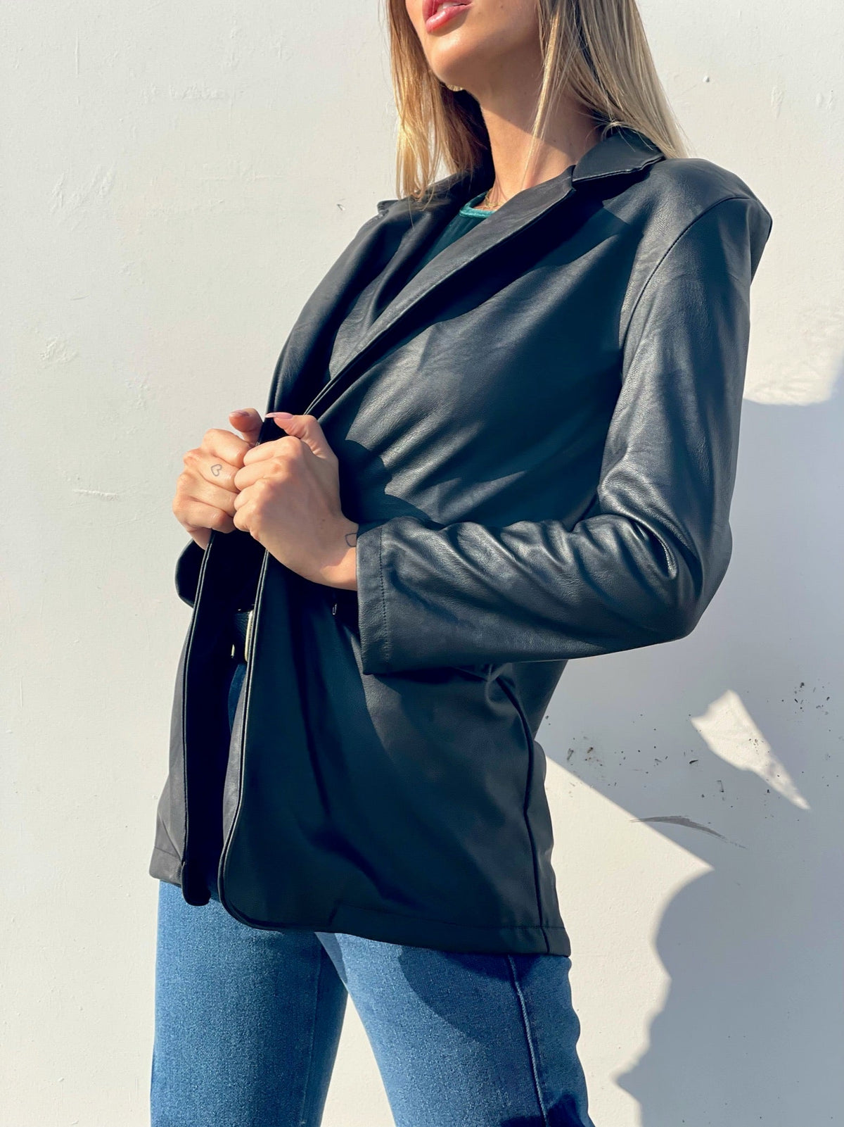 Giacca in eco-pelle con cintura