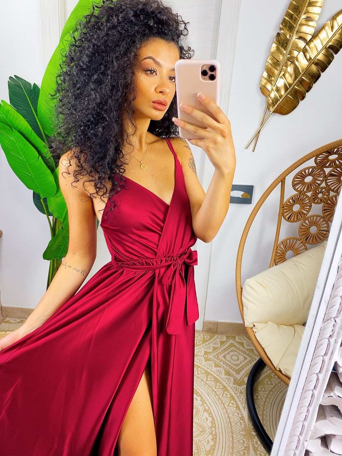 Abito in raso con maxi spacco Bordeaux scuro