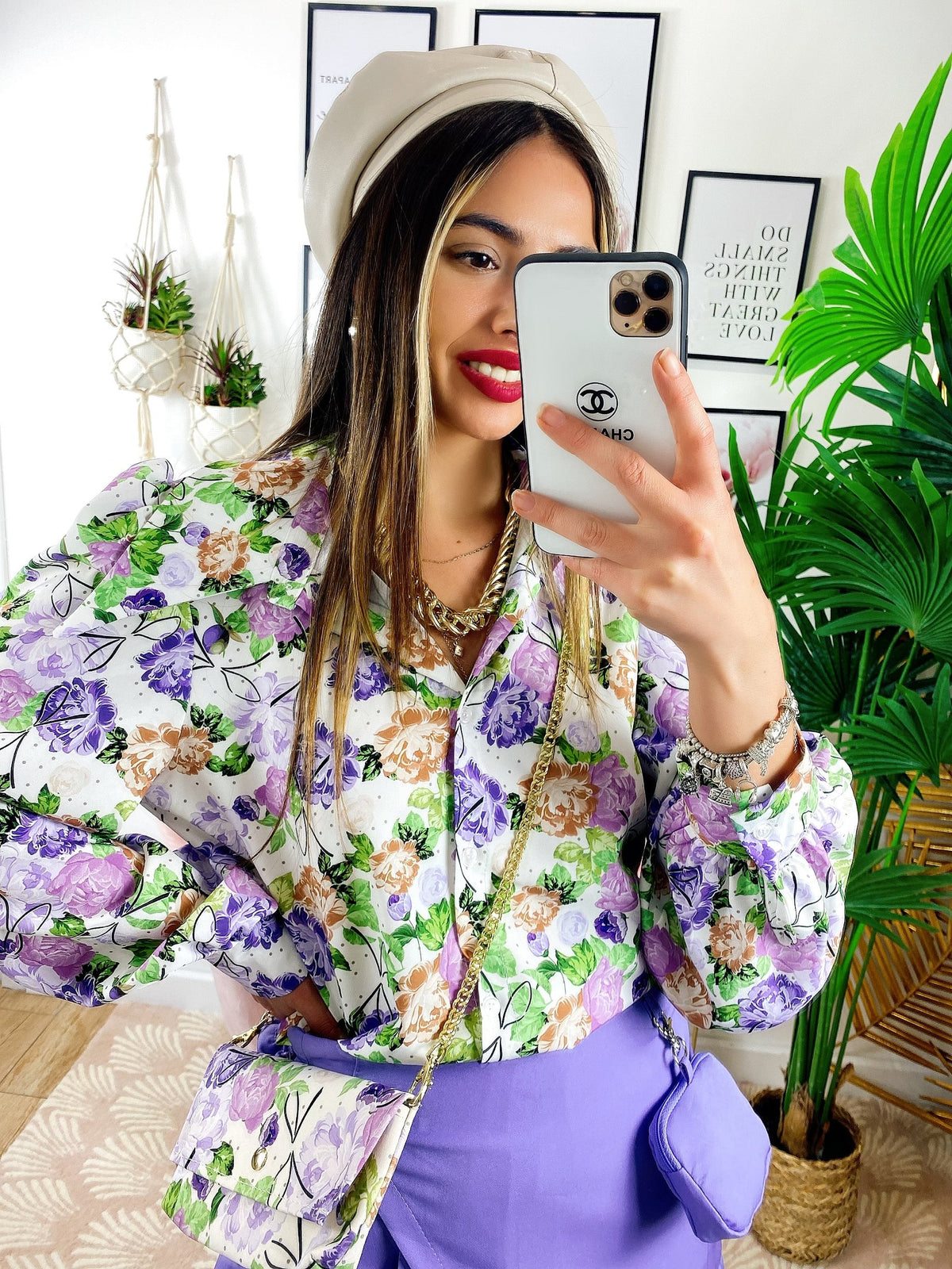 Camicia floreale dettagli lilla con borsetta