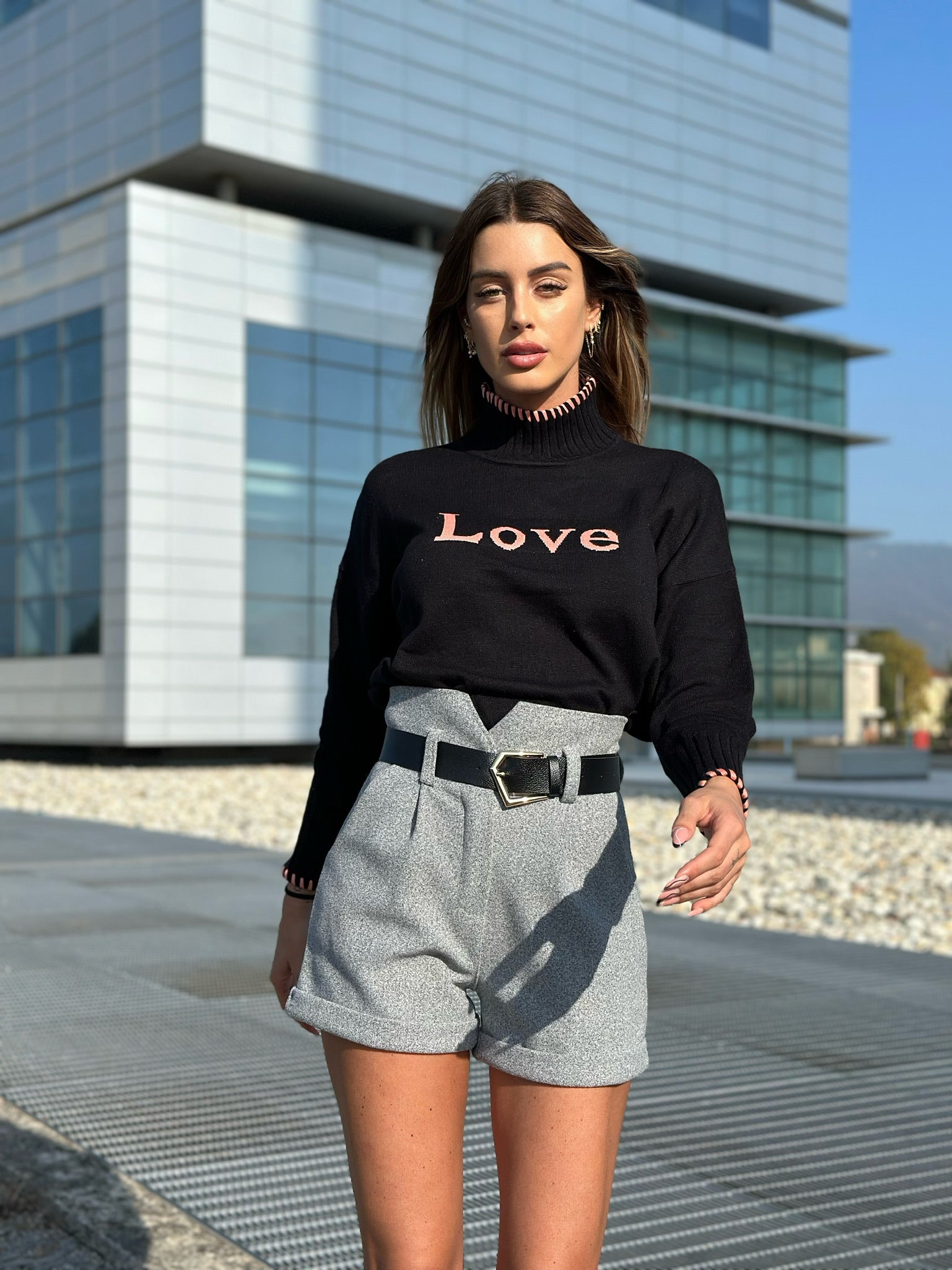 Short grigio in panno con cintura