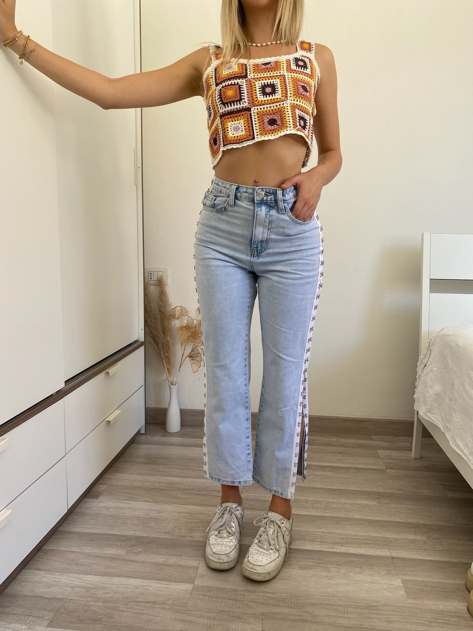 Jeans con aperture laterali