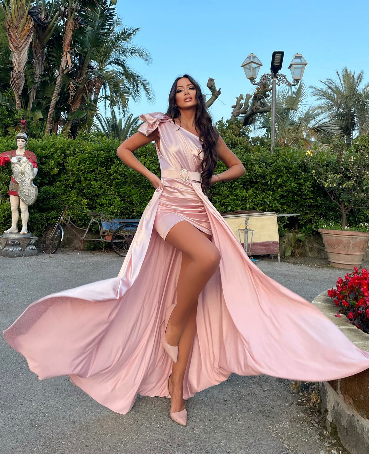 Abito rosa con fiocco e maxi gonna