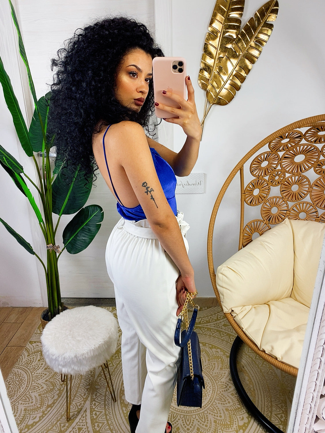 Pantalone in ecopelle con fiocco bianco