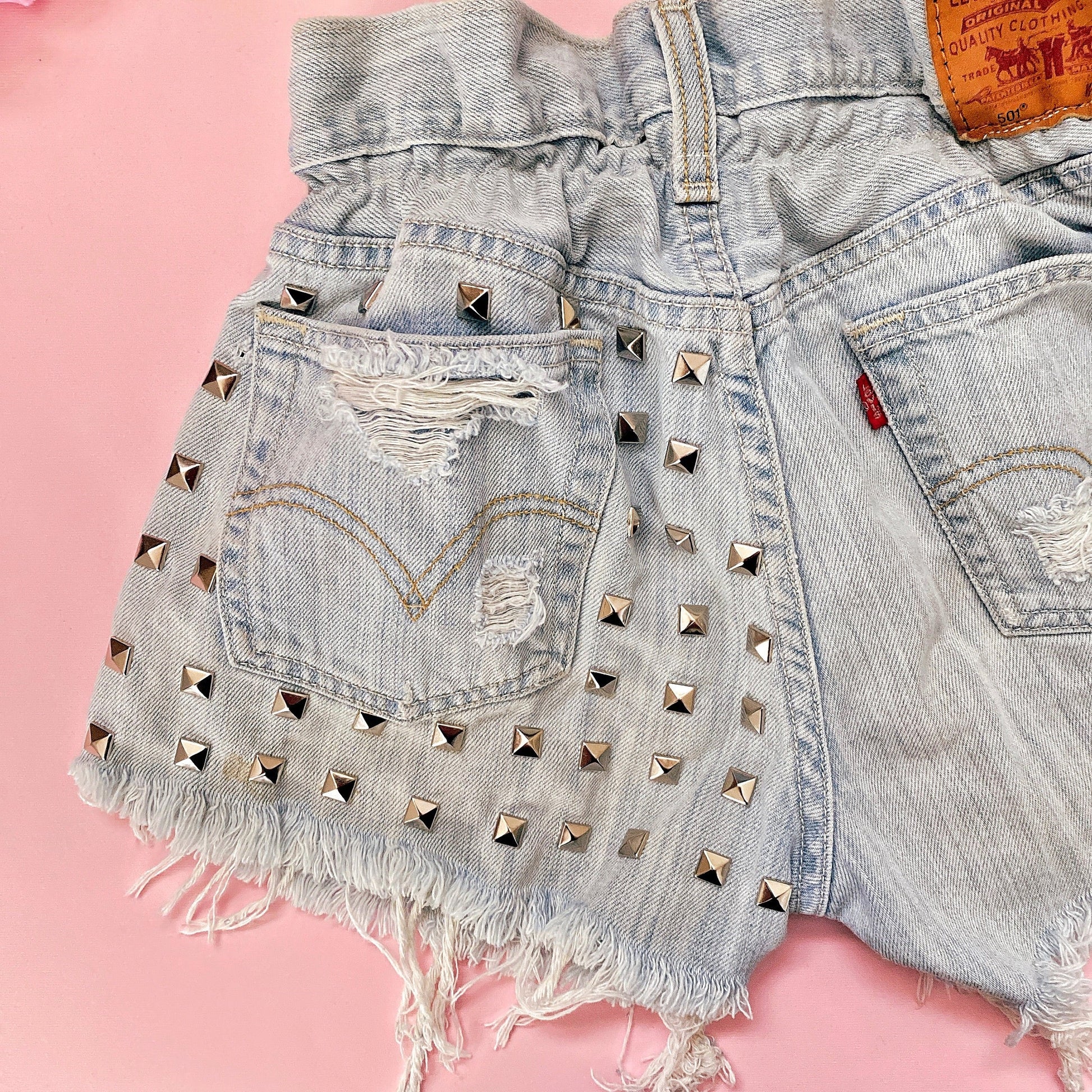 Short Vintage Levi’s chiaro con borchie