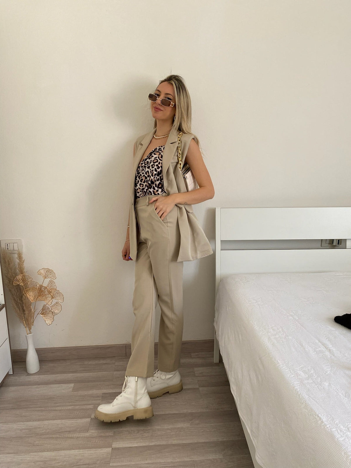 Completo smanicato e pantalone beige