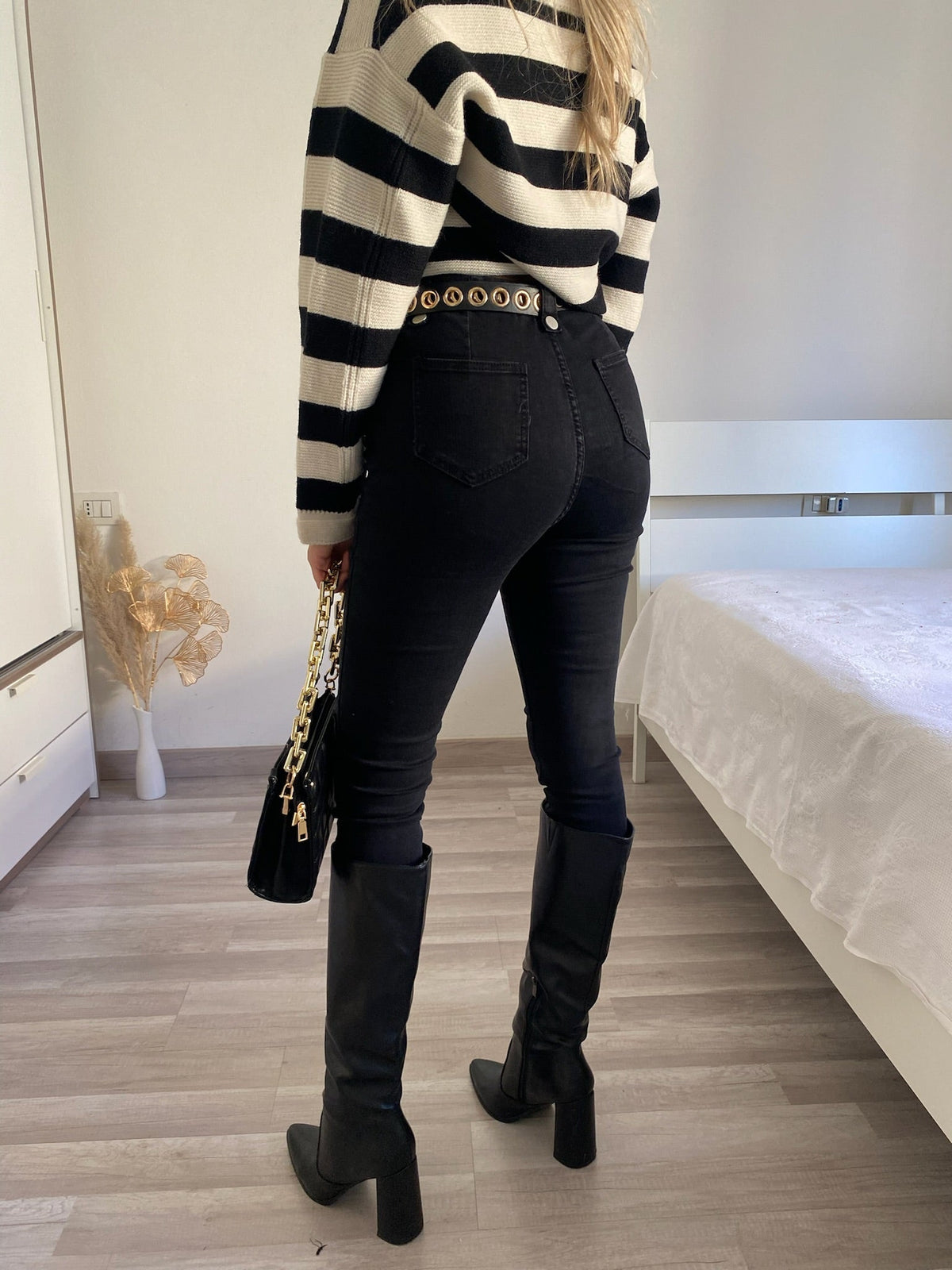 Jeans nero con lacci sul davanti