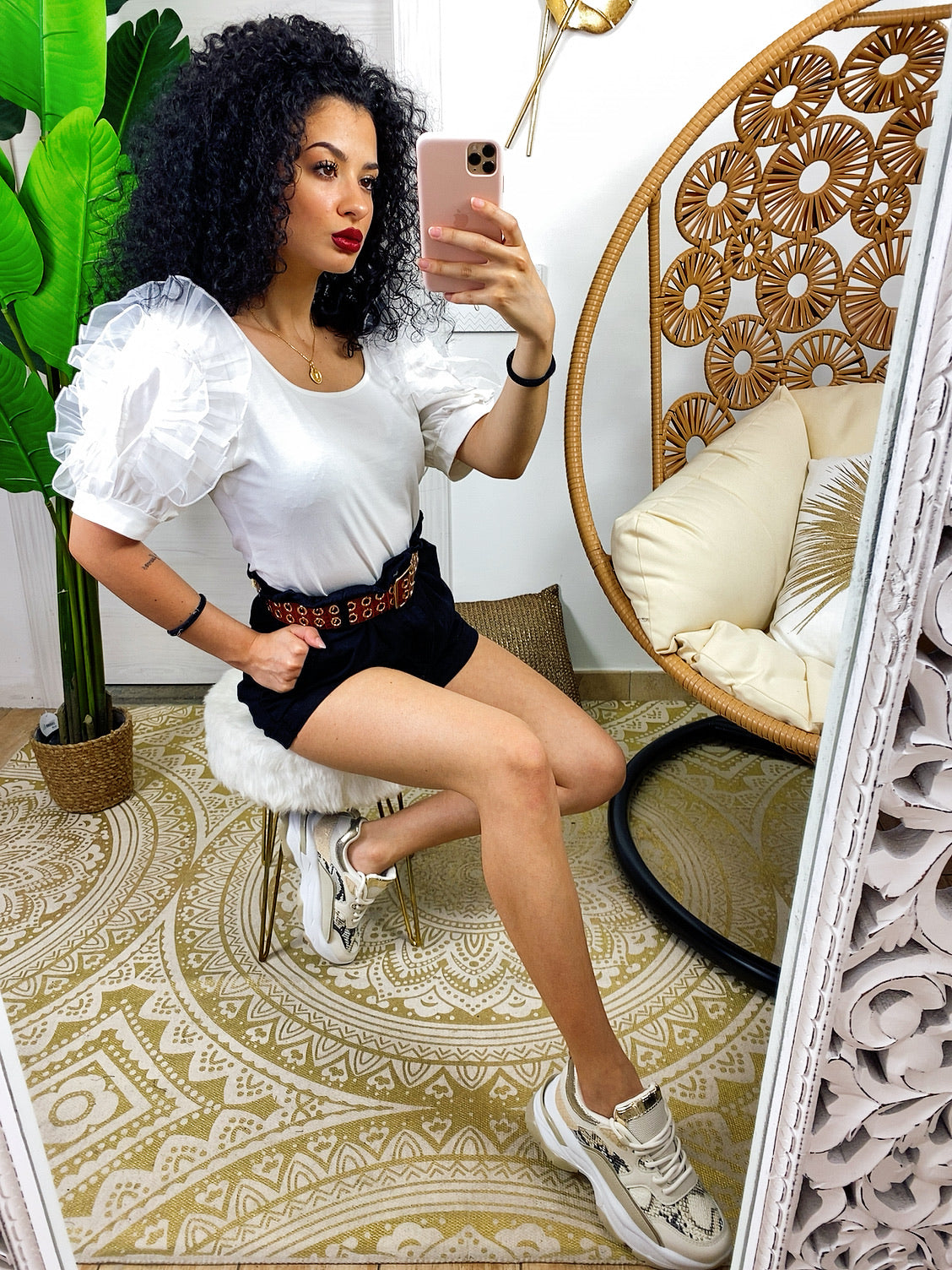T-shirt bianca con tulle sulle maniche