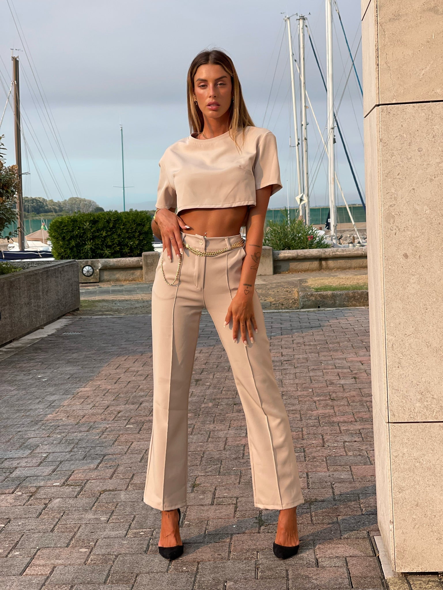 Completo maglia crop e pantalone beige