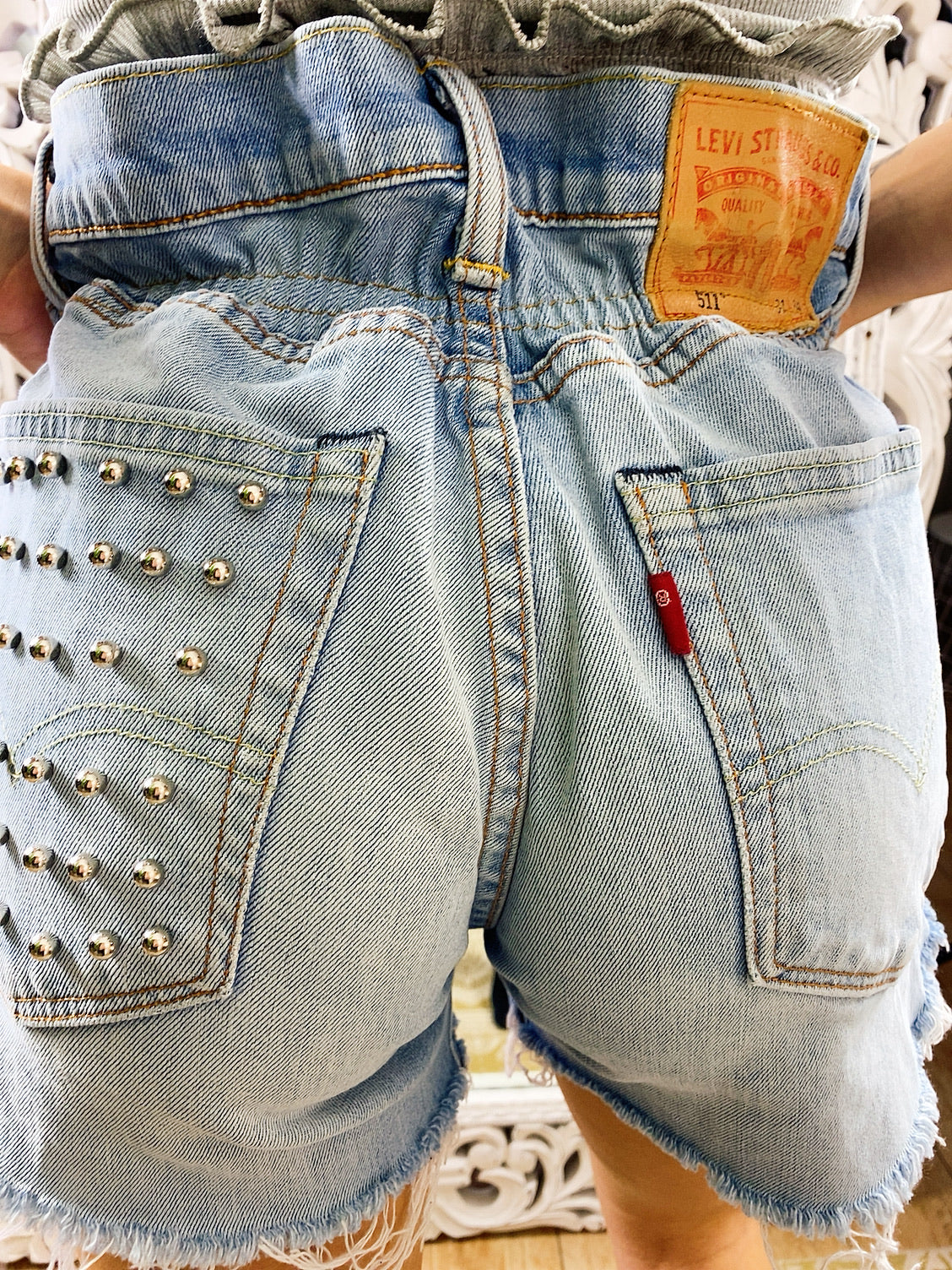 Short Vintage Levi’s jeans medio chiaro con borchie argento