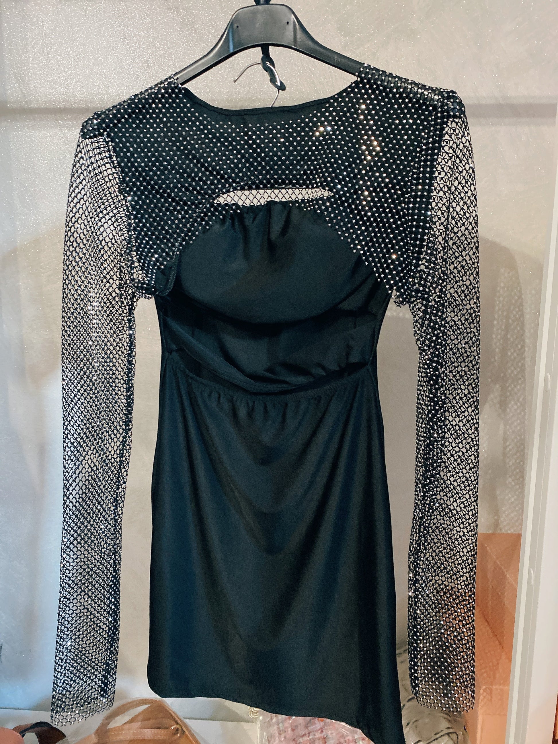 Abito nero con coprispalle in strass