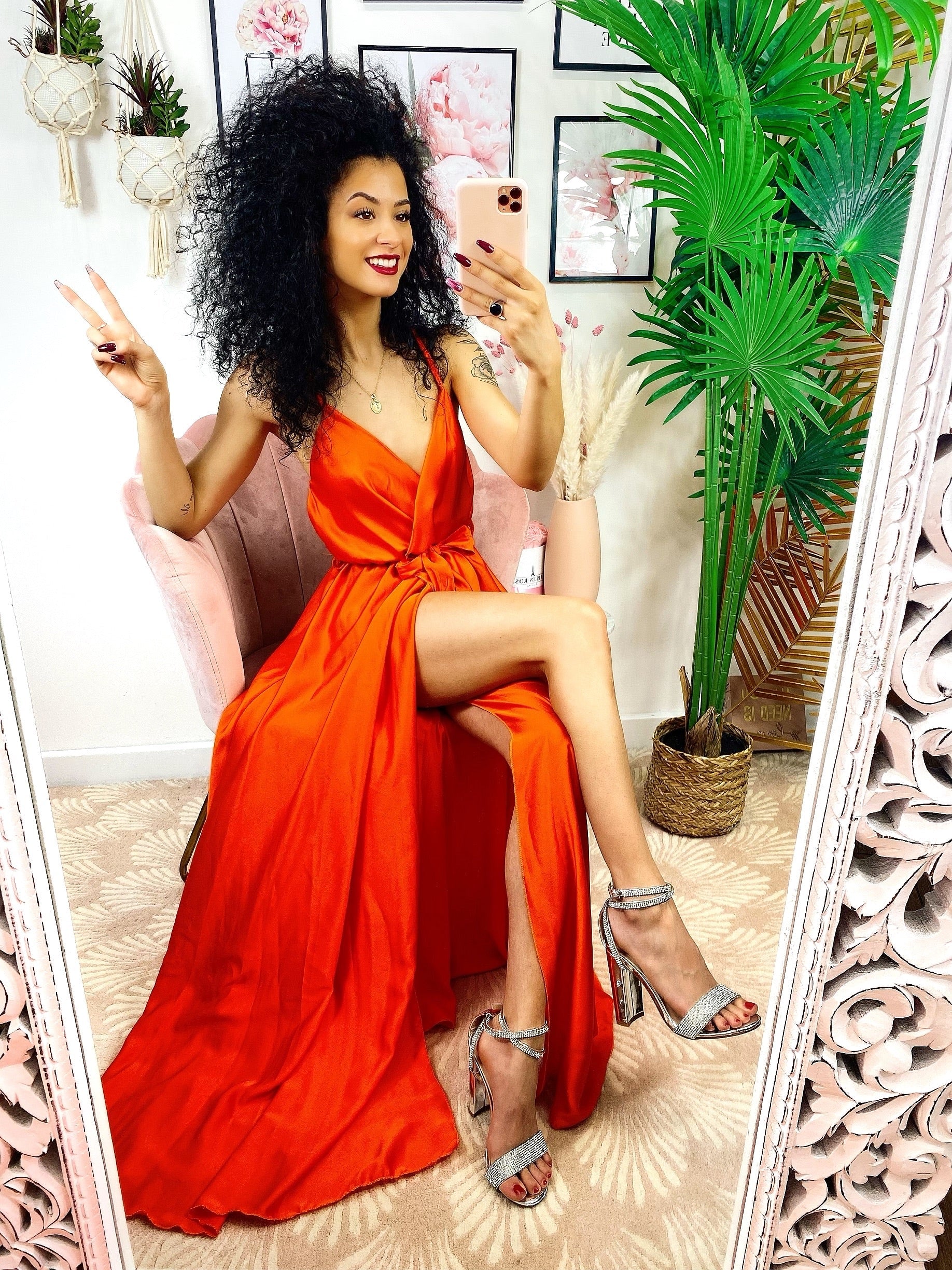 Abito in raso con maxi spacco arancio