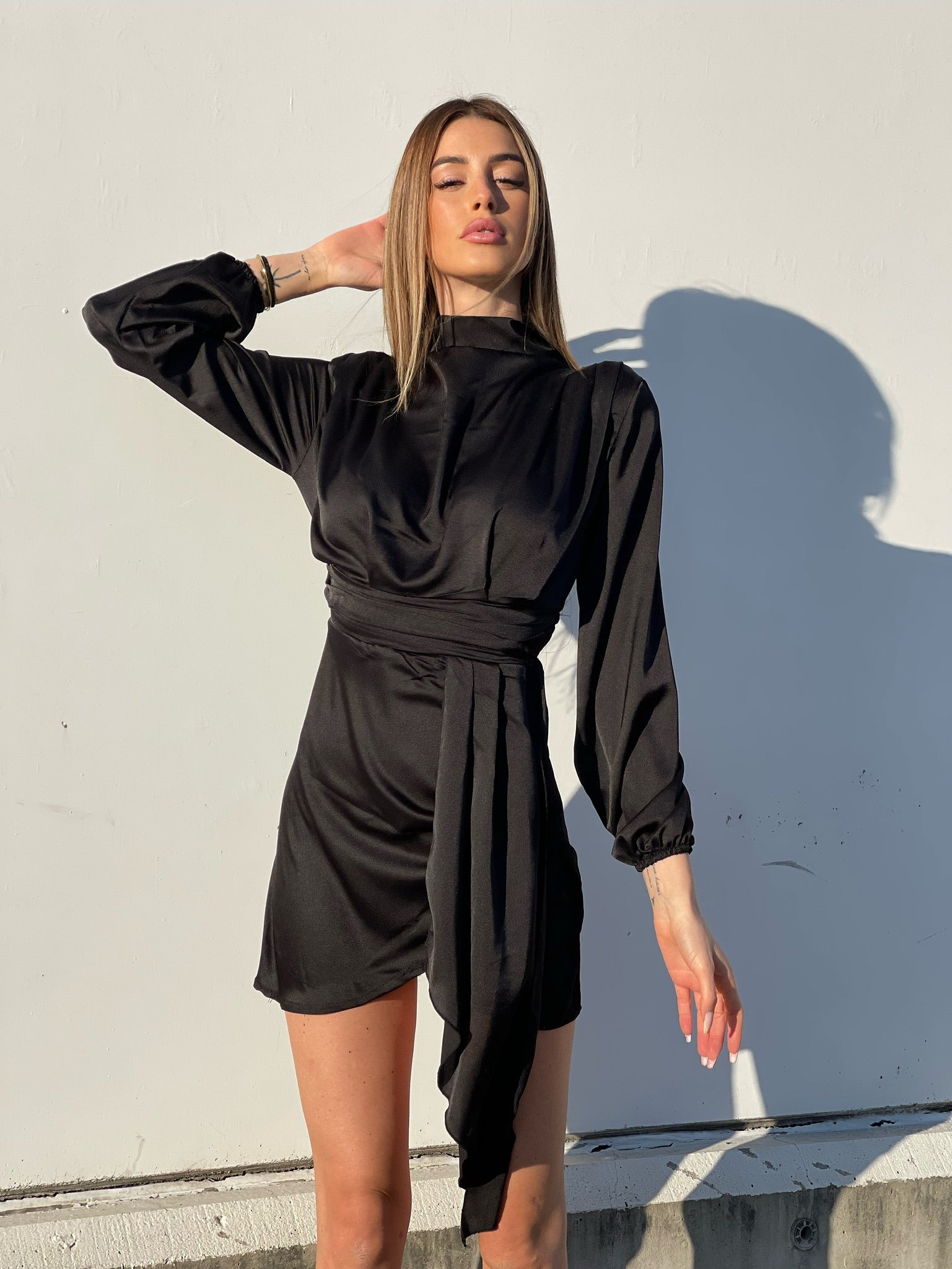 Abito in raso con fusciacca nero