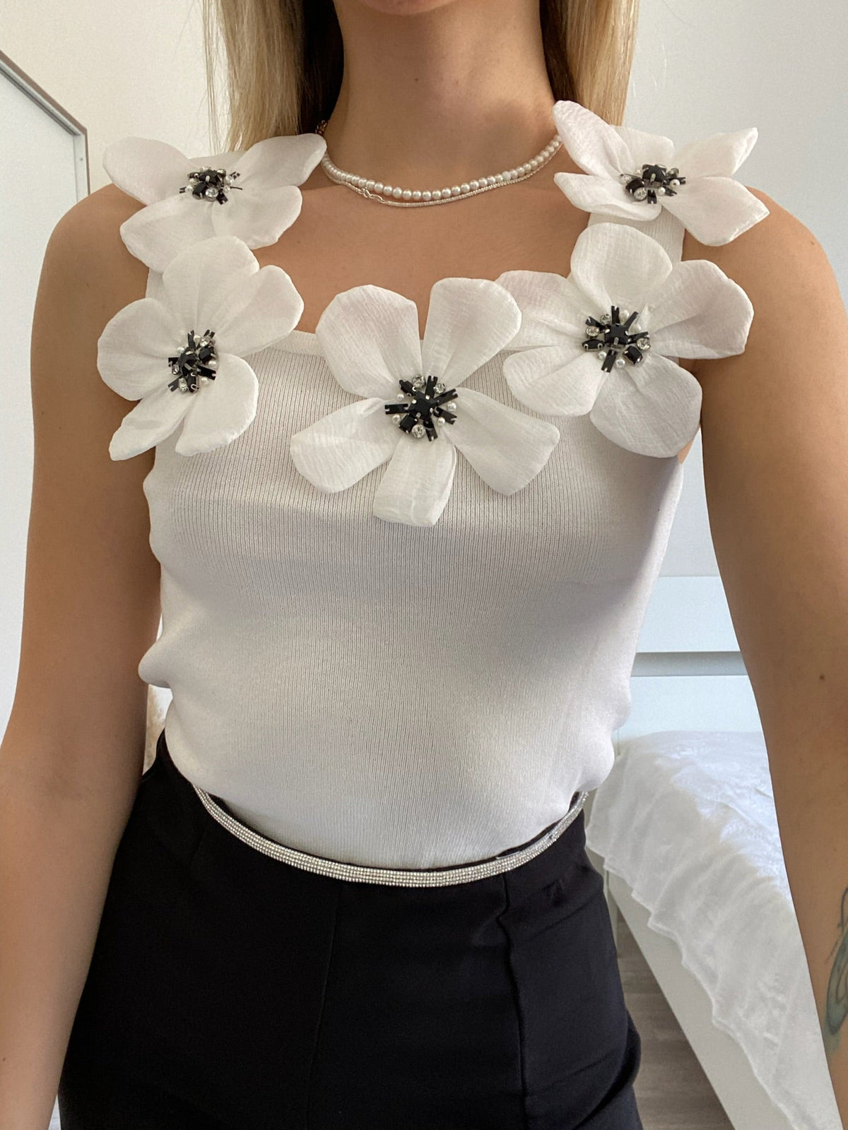 canotta bianca con fiori