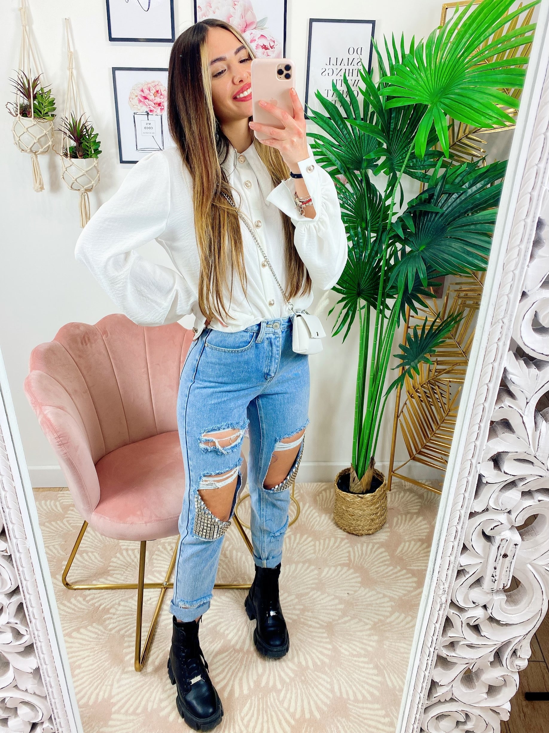 Camicia bianca con bottoni gold e borsetta