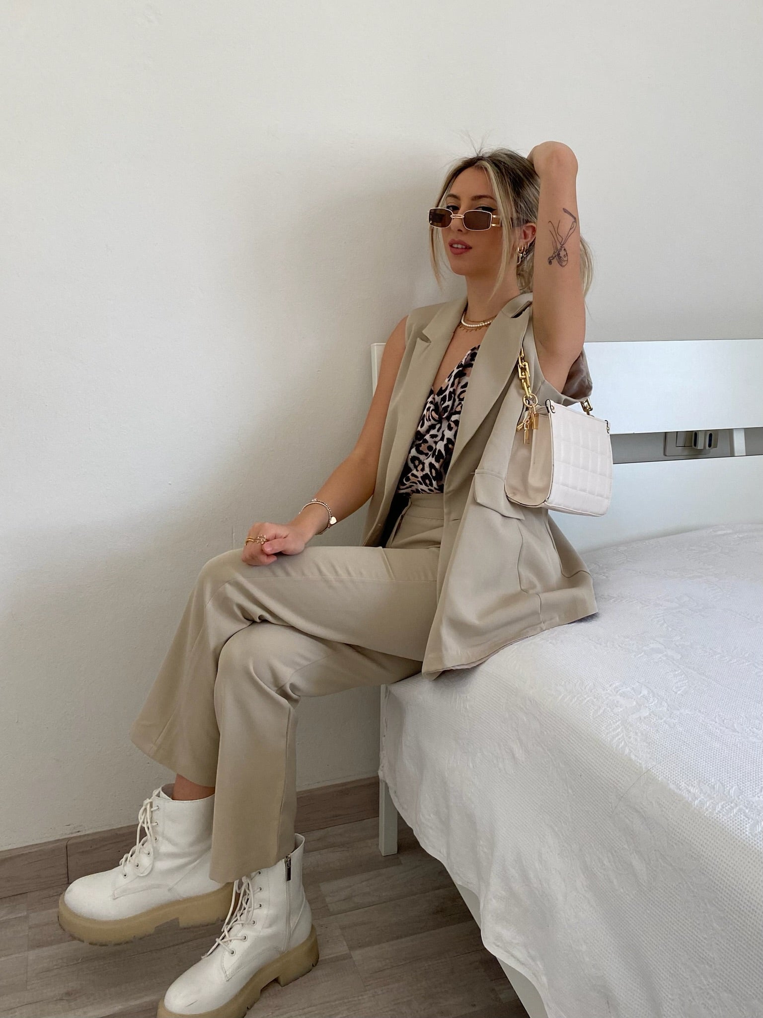 Completo smanicato e pantalone beige