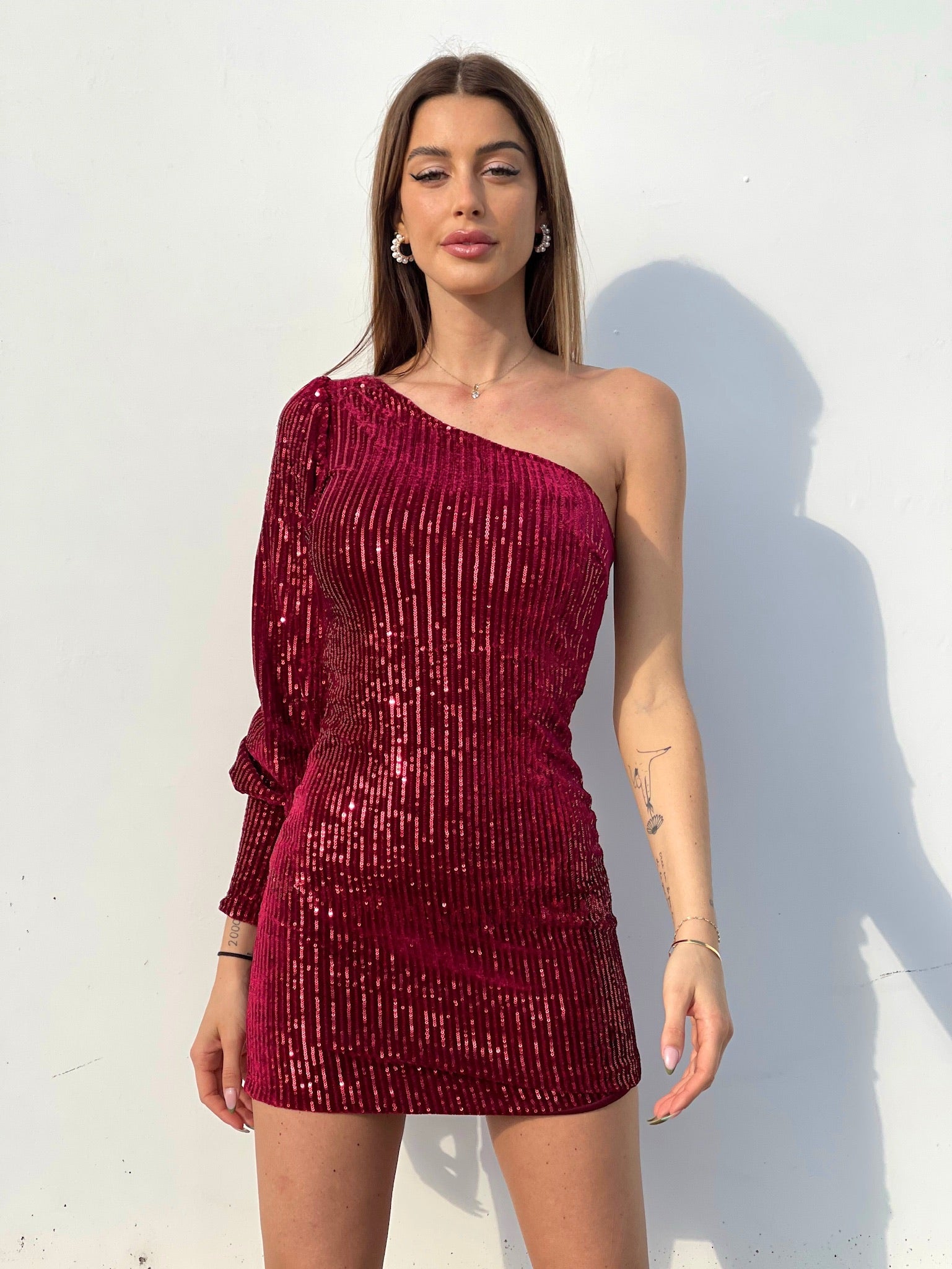 Abito con paillettes monospalla Bordeaux