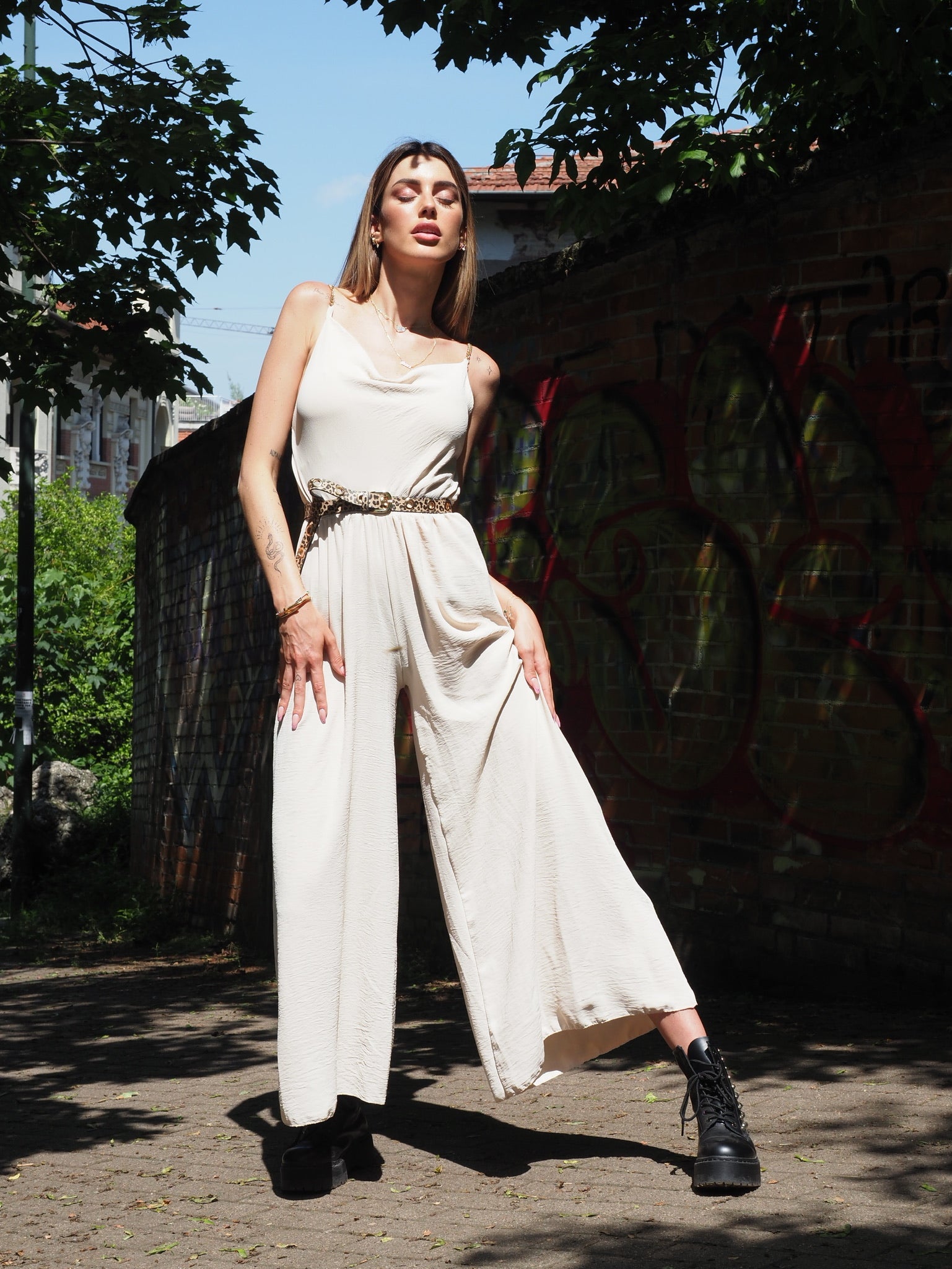 Tuta beige a palazzo spalline in catena