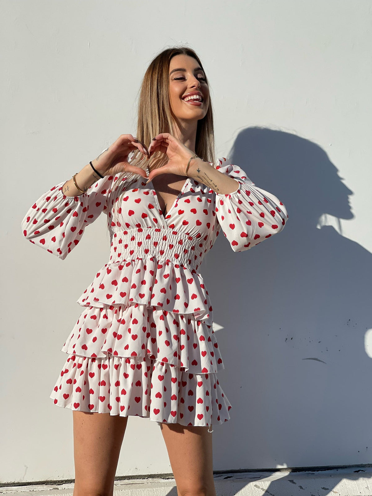 Abito bianco a balze con cuori rossi