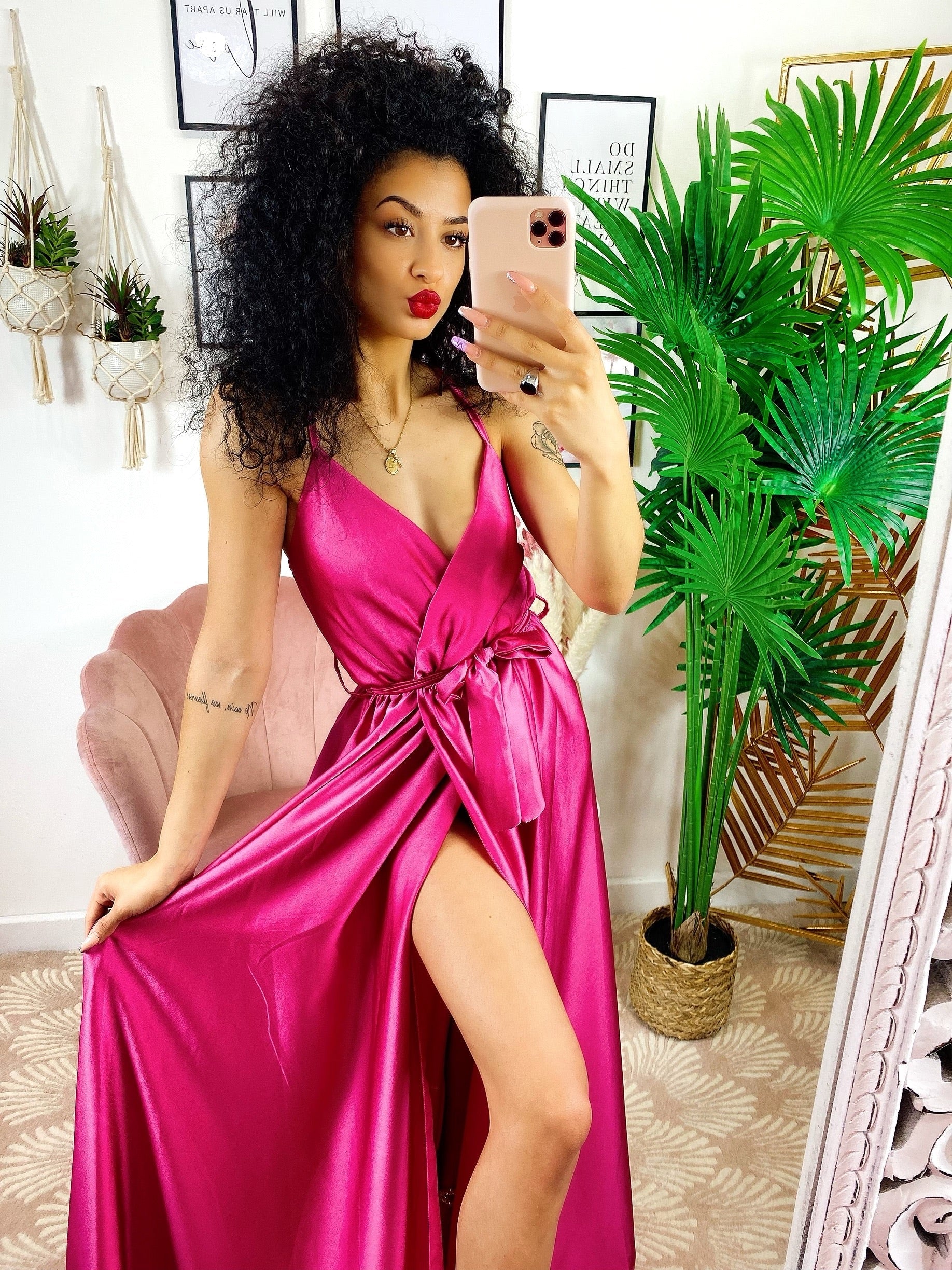 Abito in raso con maxi spacco peonia