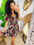 Abito a fiori bordeaux con scollo a barchetta