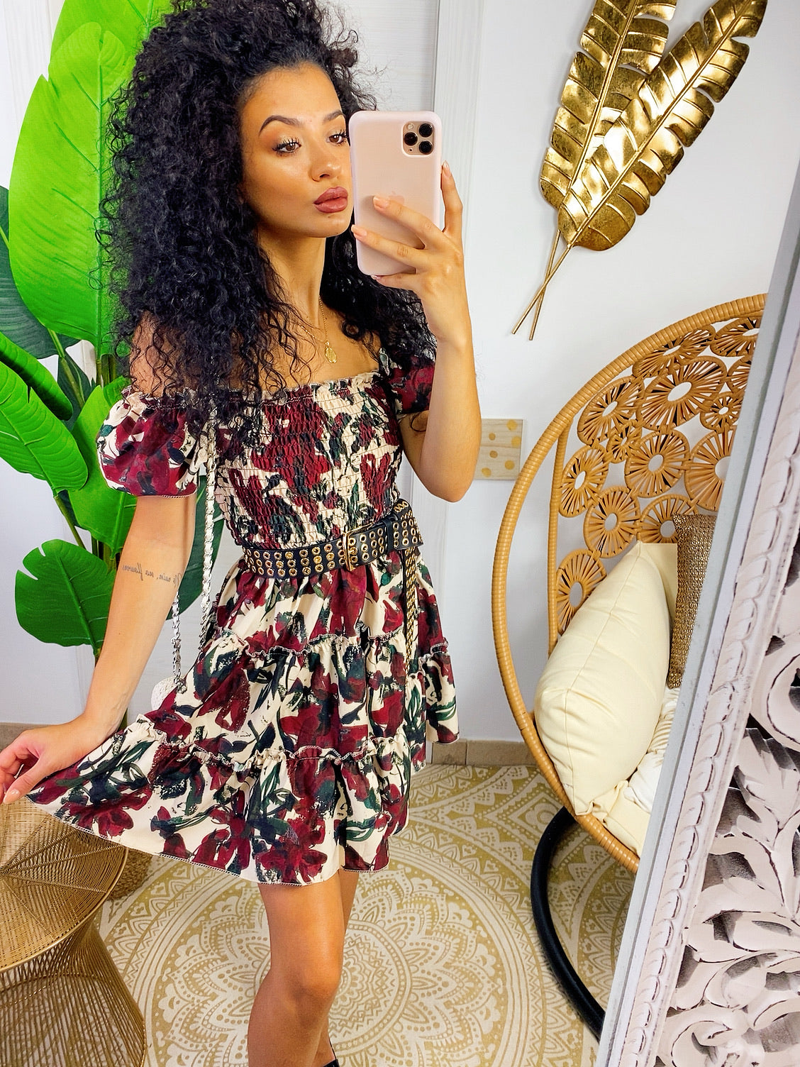 Abito a fiori bordeaux con scollo a barchetta